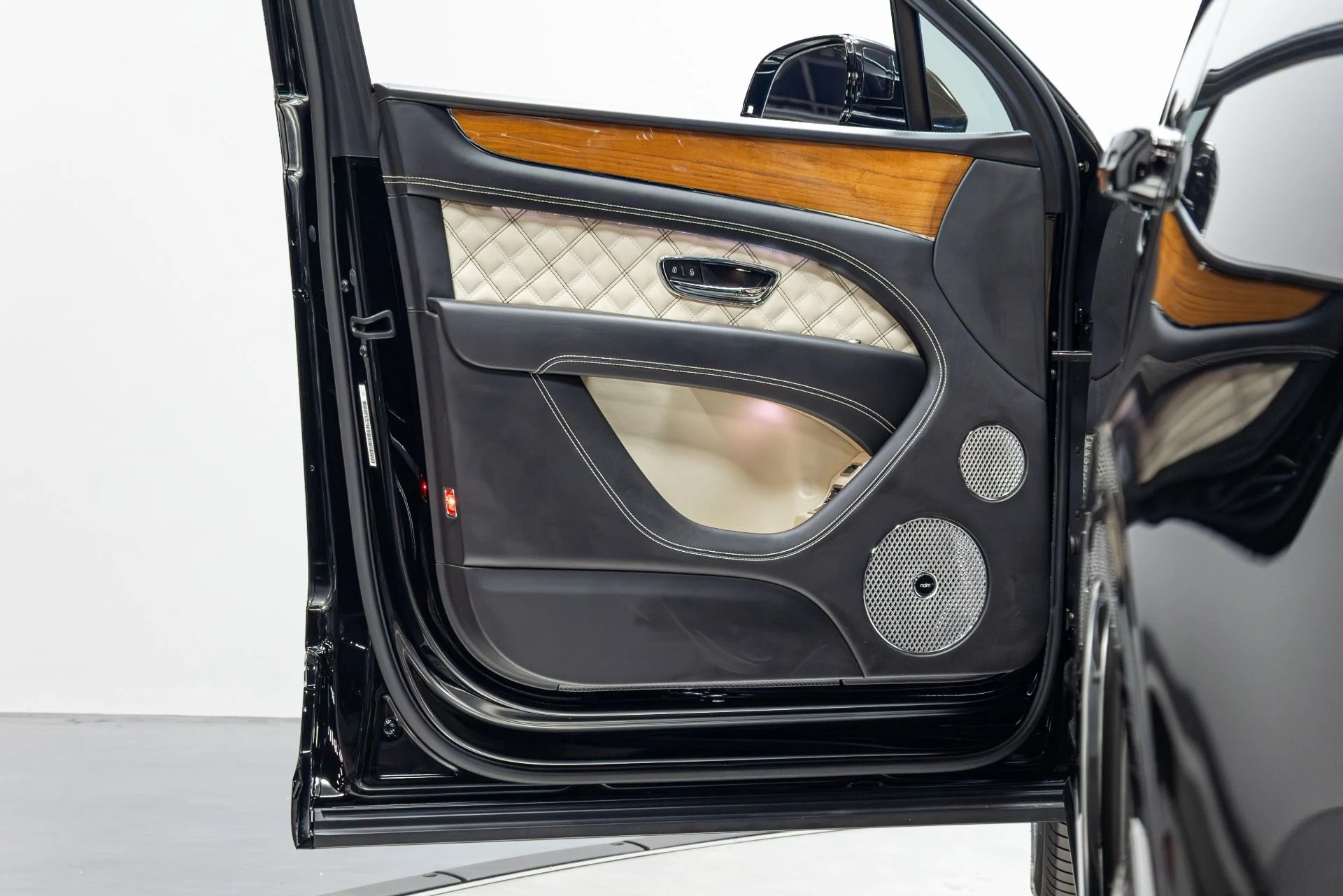 mph060_1751962081_Used_2021_Bentley_Bentayga_V8_First_Edition_1776782316_ff8dfefc6b