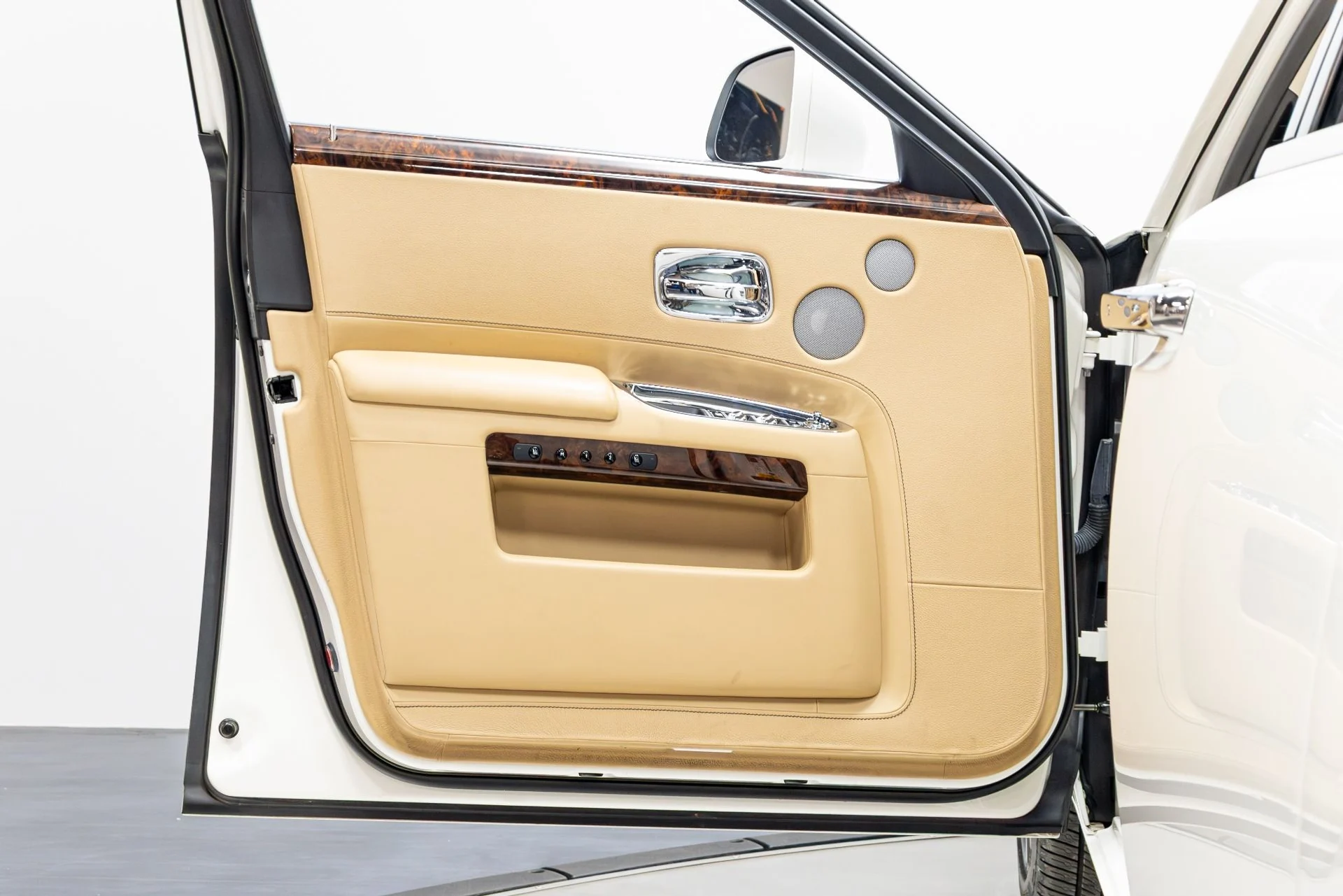 mph060_1770836565_Used_2017_Rolls_Royce_Ghost_1774888920_621df35c74