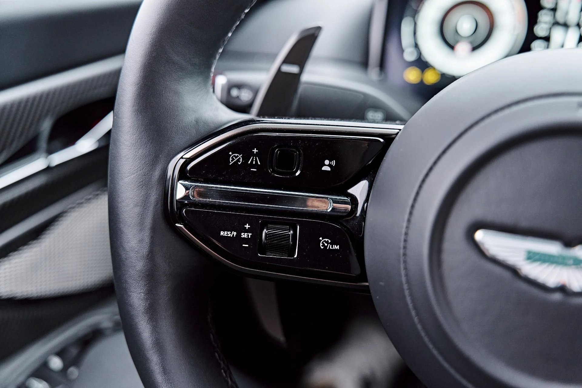 mph060_1823128939_Used_2024_Aston_Martin_DB_12_1784769405_664bd93519