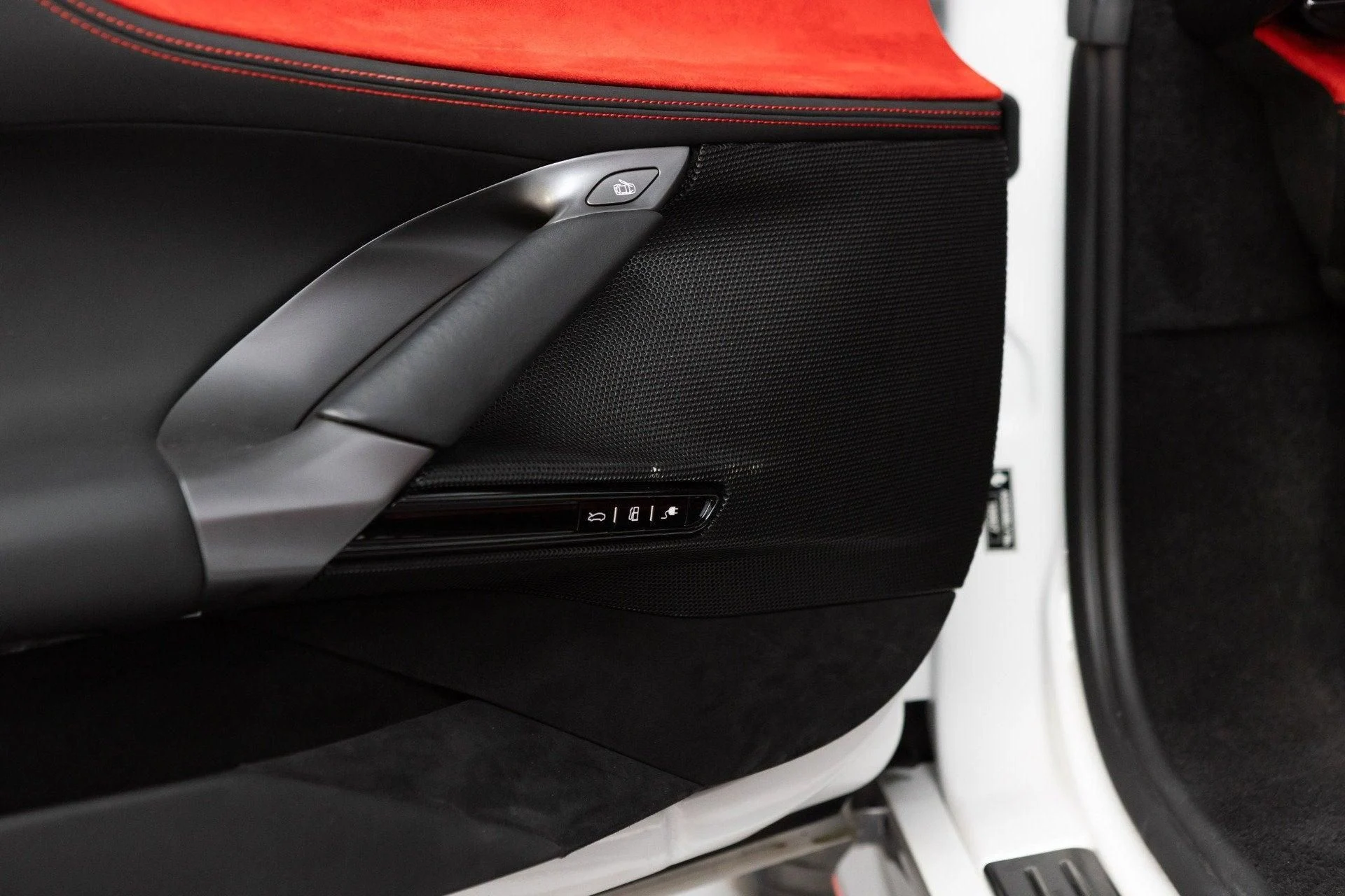 mph060_1877017706_Used_2022_Ferrari_SF_90_Spider_1777382777_46a507b478