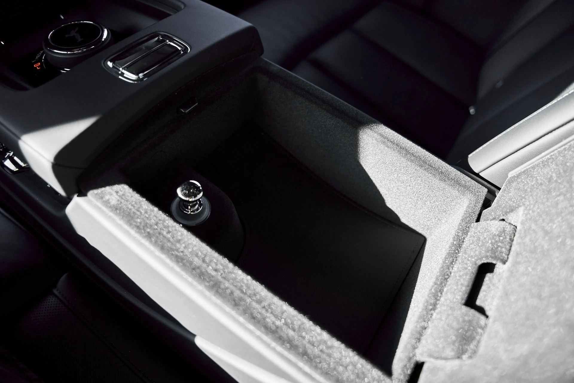 mph060_1939171098_Used_2024_Rolls_Royce_Phantom_Base_1770700135_1cd8d58981