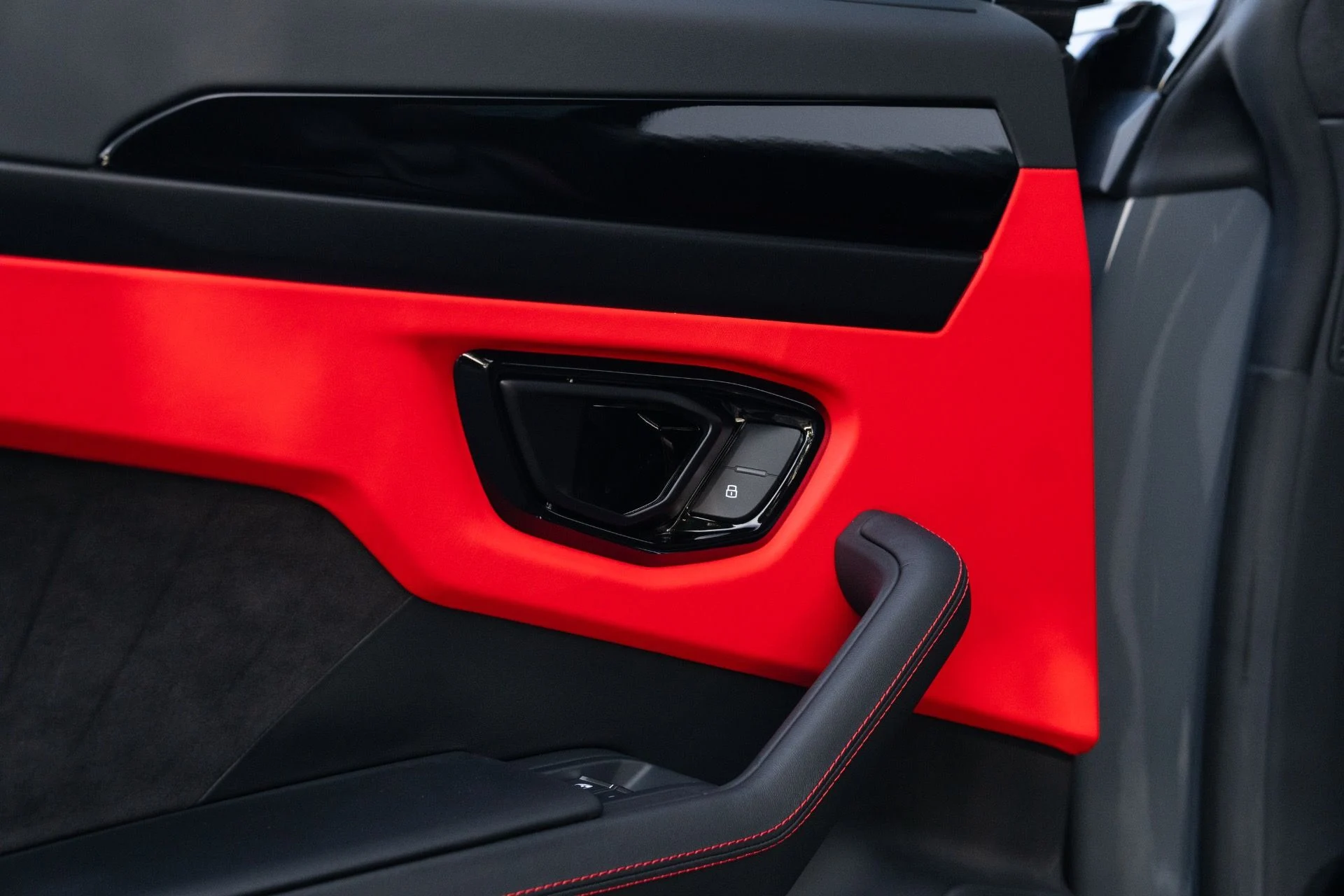 mph060_2142743656_Used_2024_Lamborghini_Urus_S_1781216022_643103b398