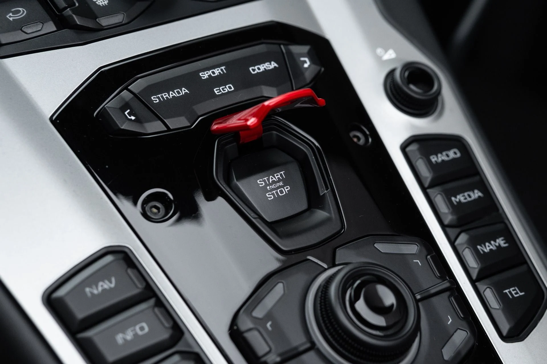 mph060_2187941157_Used_2018_Lamborghini_Aventador_Roadster_LP_740_4_S_1770343320_7c33b1ab3f