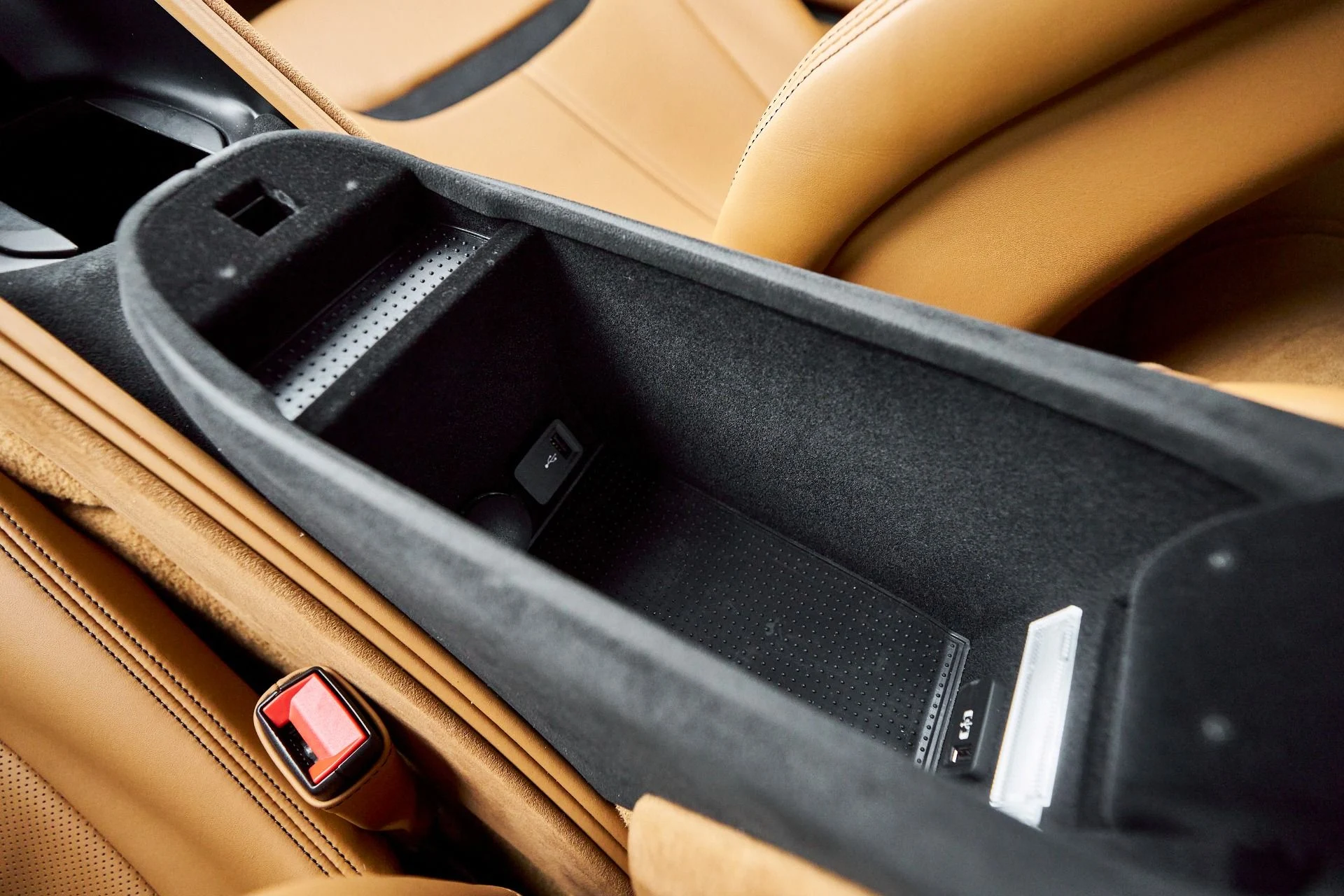 mph060_2265039510_Used_2023_Ferrari_Roma_Base_1761599098_8a9091e60b