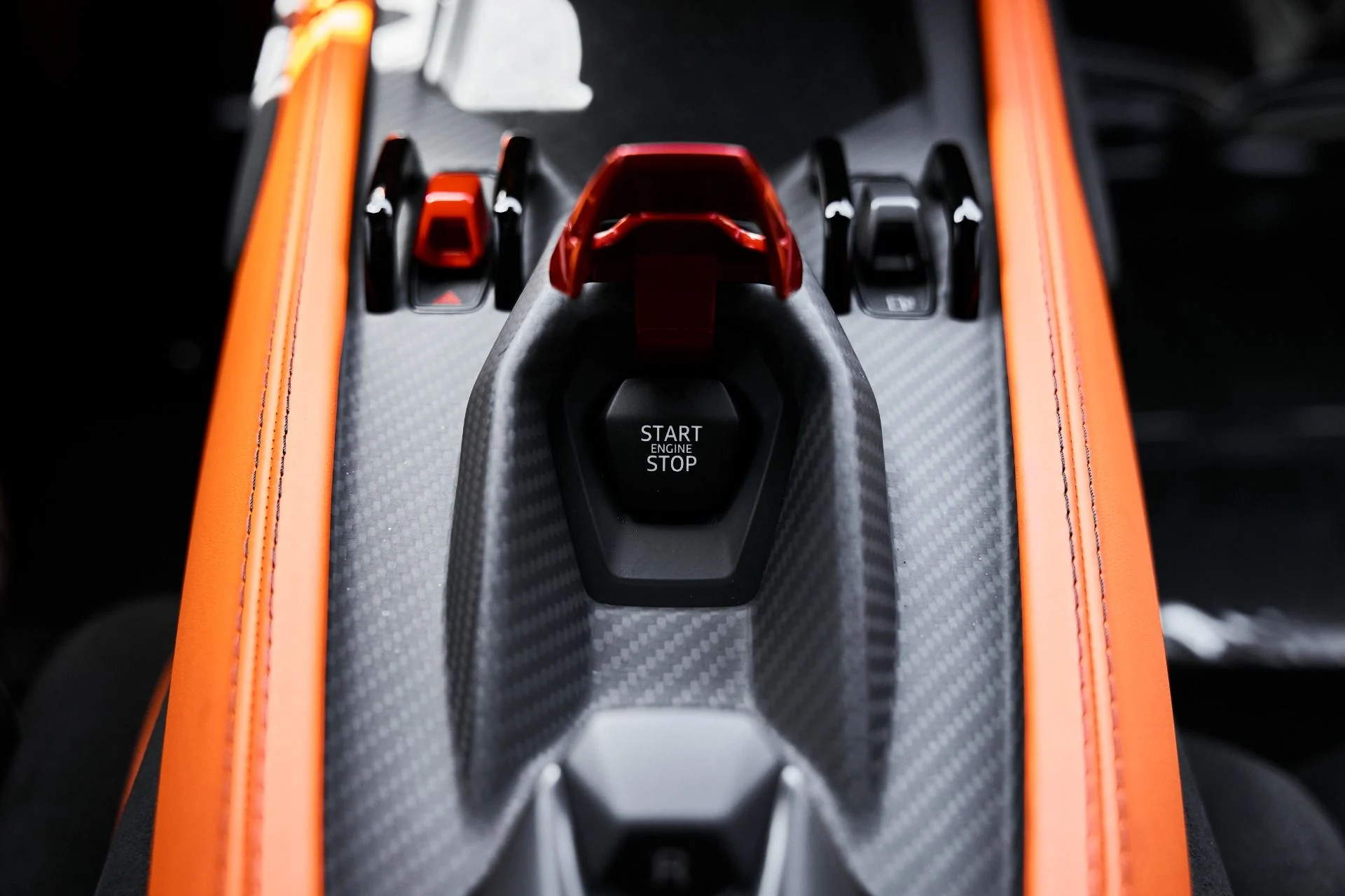 mph060_23462979_Used_2024_Lamborghini_Revuelto_Base_1777394367_2ce05a5288