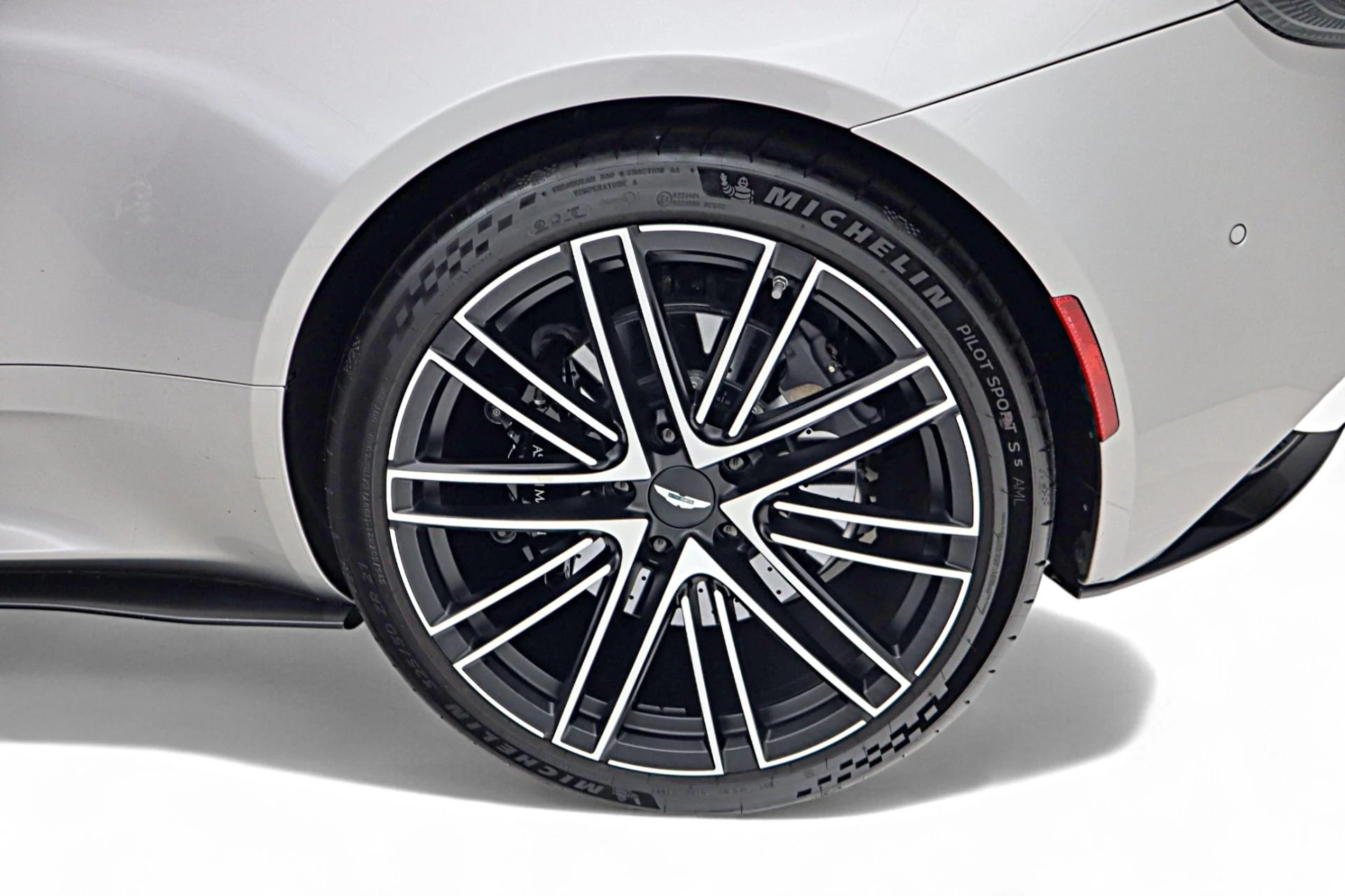 mph060_2429081699_Used_2024_Aston_Martin_DB_12_Volante_3987223e22