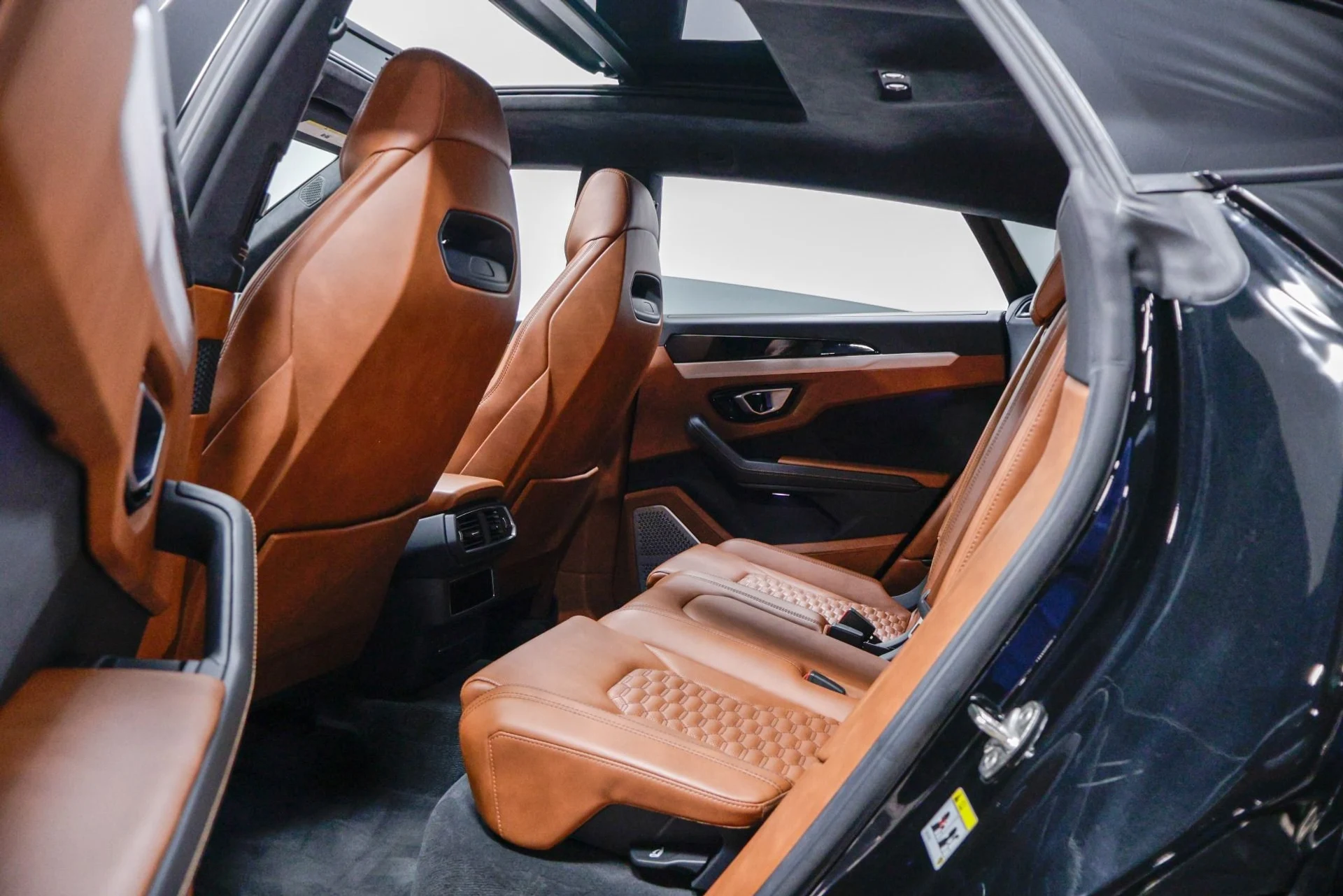 mph060_2439225736_Used_2019_Lamborghini_Urus_1760386221_ff19140863