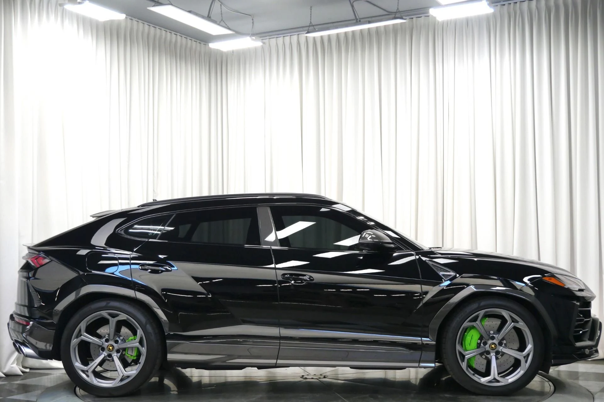 mph060_2449335287_Used_2022_Lamborghini_Urus_1761576878_bc34310b8b