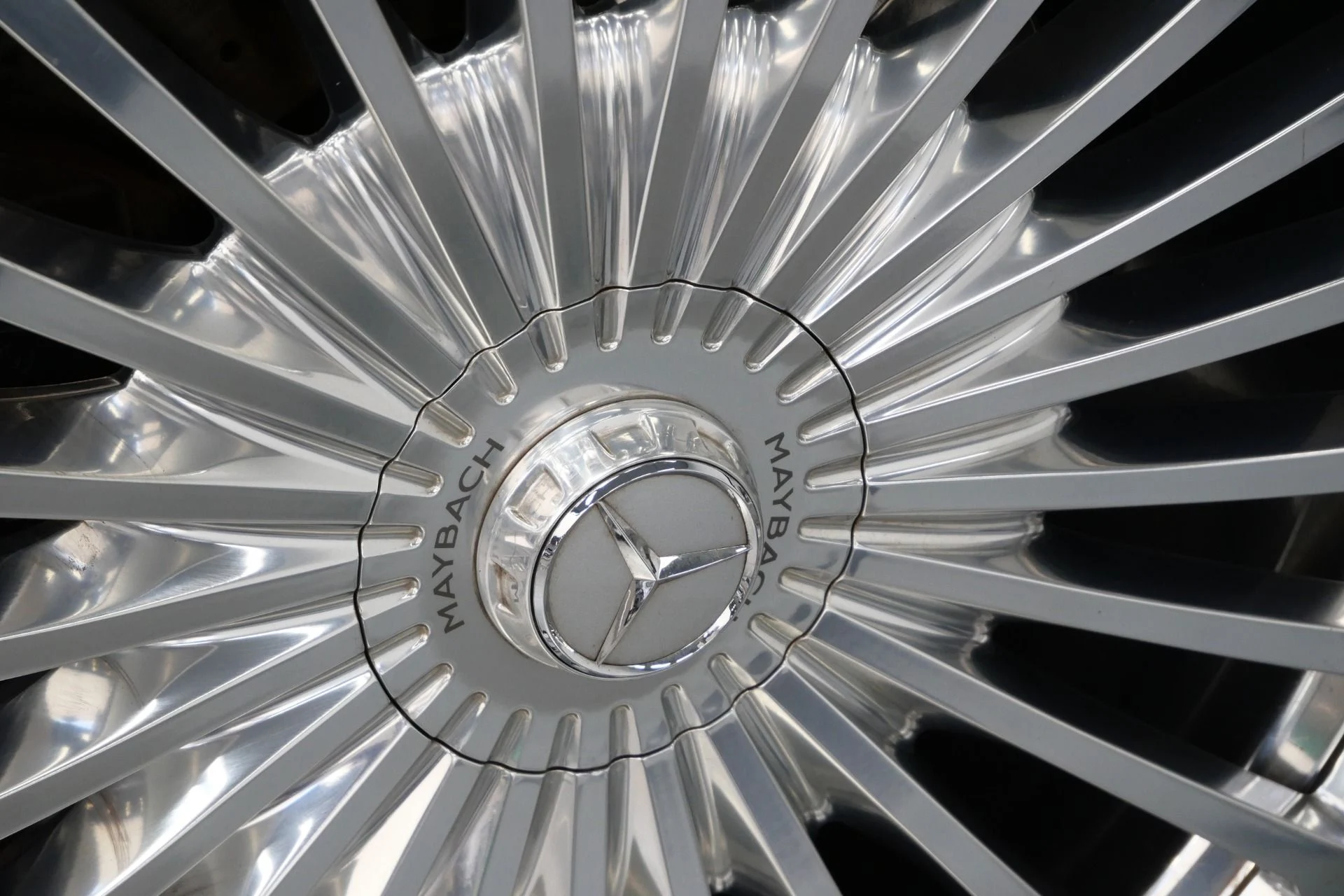 mph060_2495762522_Used_2024_Mercedes_Benz_Maybach_GLS_600_4_MATIC_Factory_Two_Tone_paint_Polished_Wheels_Loaded_1774374618_2be6e18f51