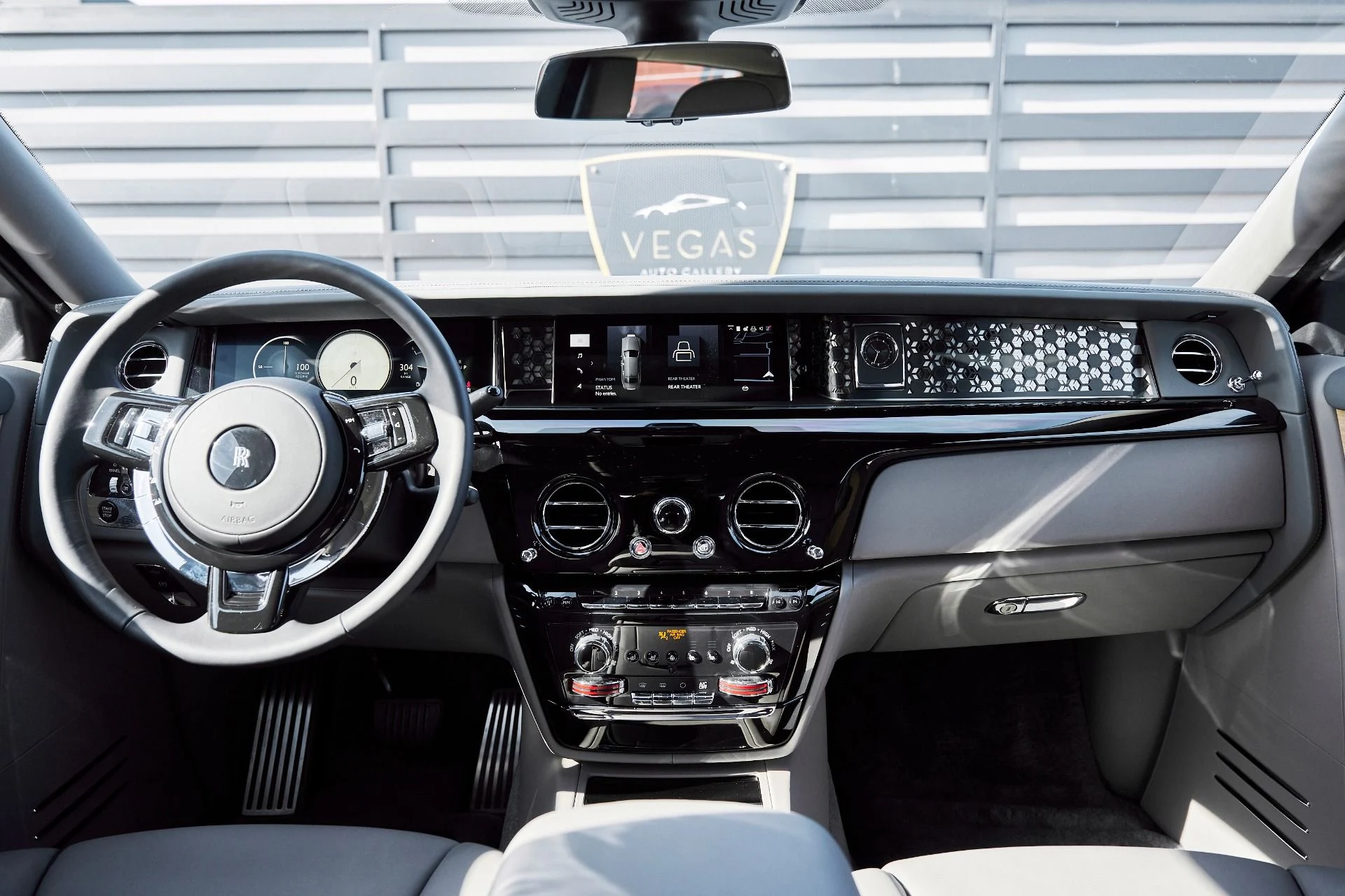 mph060_2574417815_Used_2025_Rolls_Royce_Phantom_Base_1769480988_ab86eba0a4