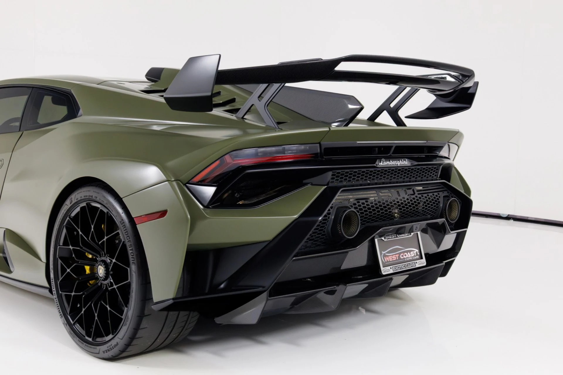 mph060_2636759021_Used_2022_Lamborghini_Huracan_STO_1770056130_9b691ae5c8