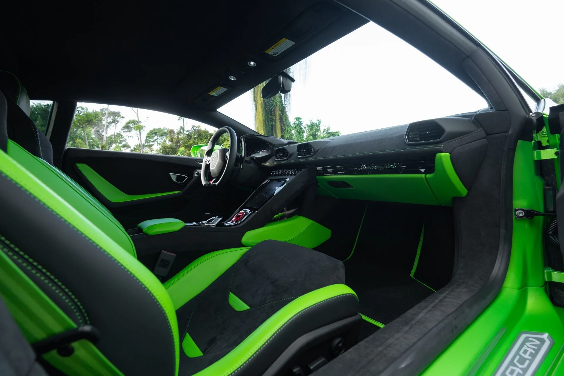 mph060_2637034961_Used_2023_Lamborghini_Huracan_Tecnica_1761058488_e266c3cc6e