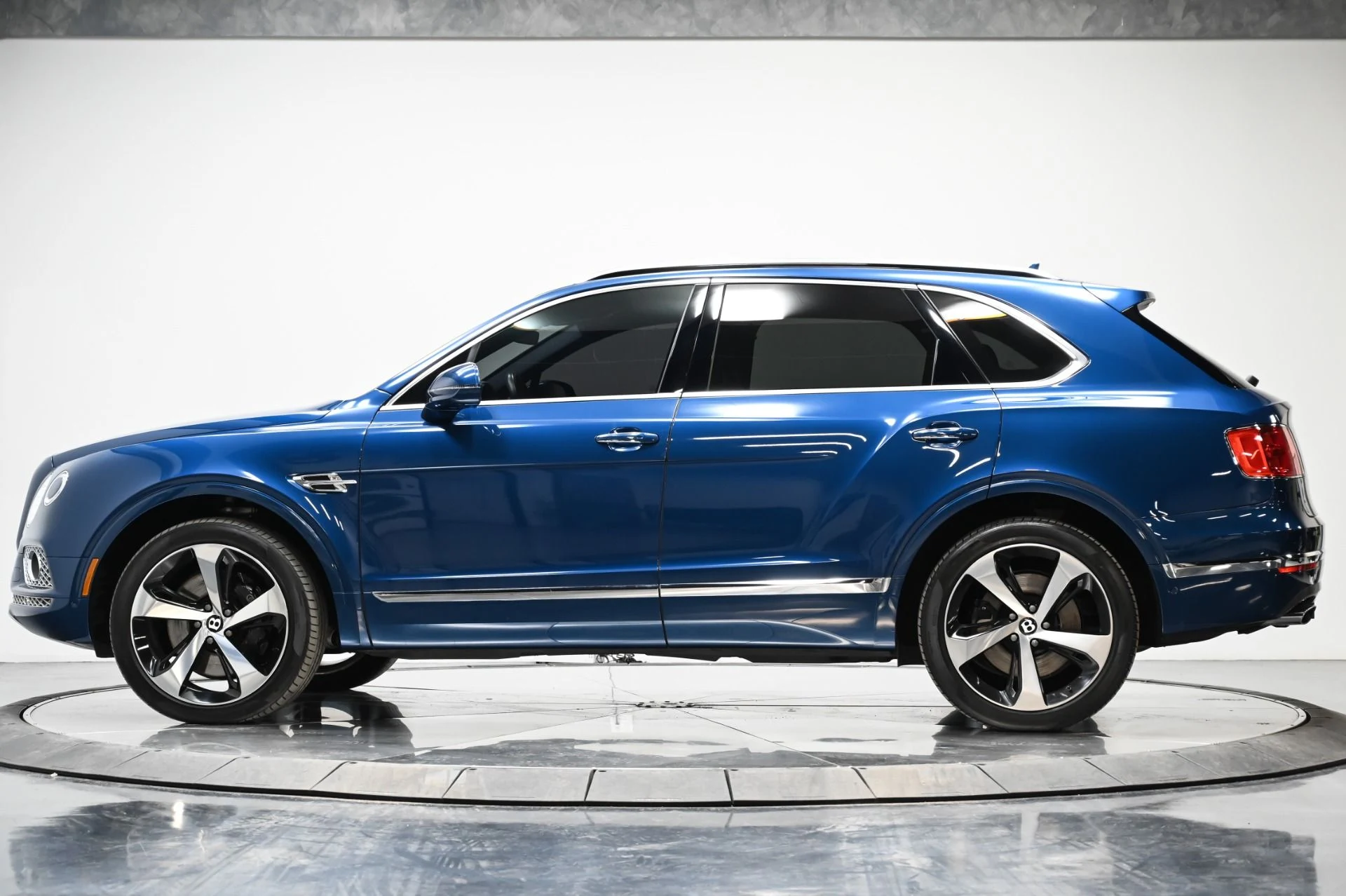 mph060_2676431069_Used_2018_Bentley_Bentayga_W12_1749249697_bf1c640135