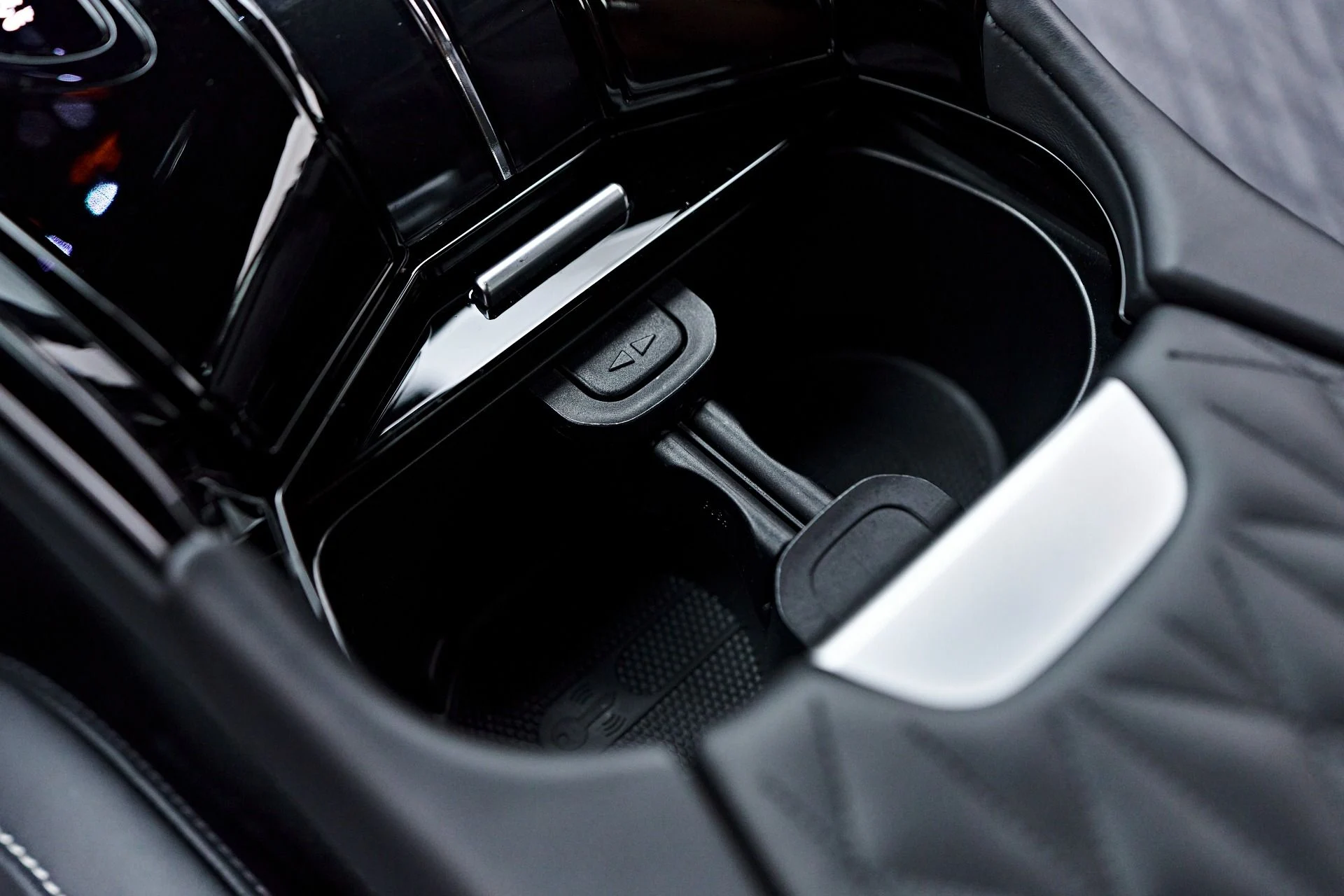 mph060_2690961611_Used_2024_Aston_Martin_DB_12_1755890675_d198e4e4d9