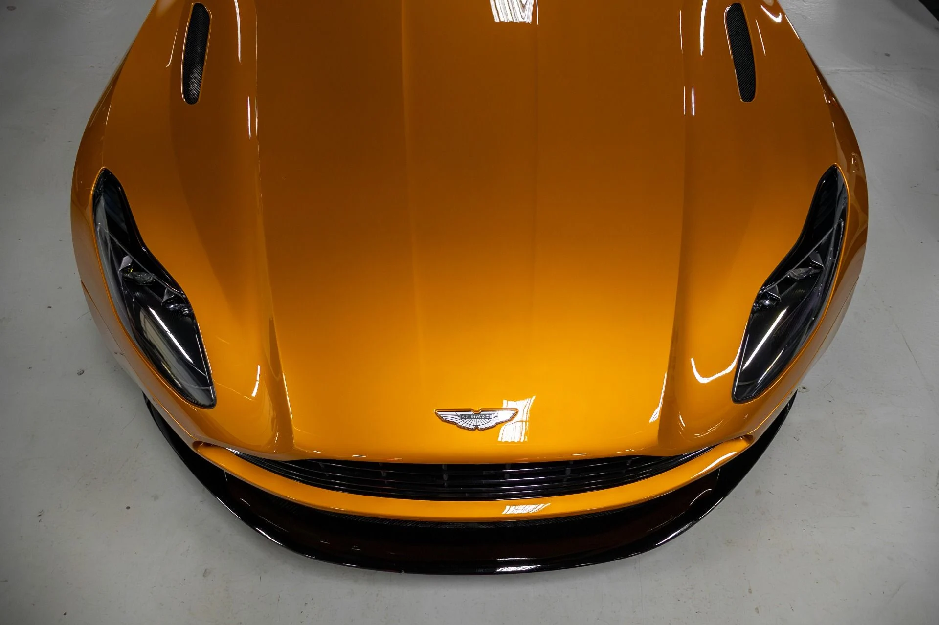 mph060_2723407943_Used_2018_Aston_Martin_DB_11_1761056819_6d13f66a1e