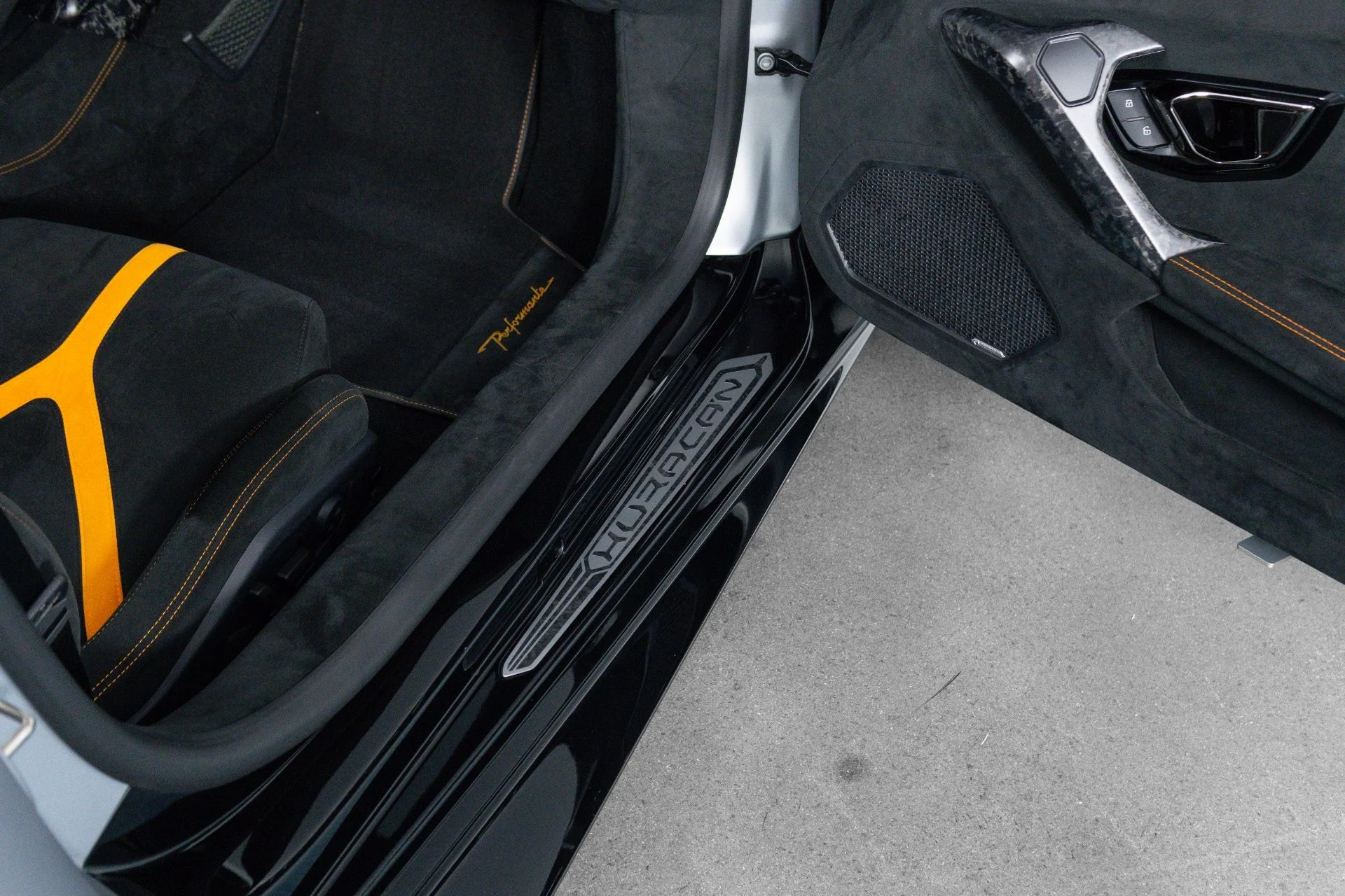 mph060_281983484_Used_2018_Lamborghini_Huracan_Performante_Spyder_1781732323_22c19d52d2