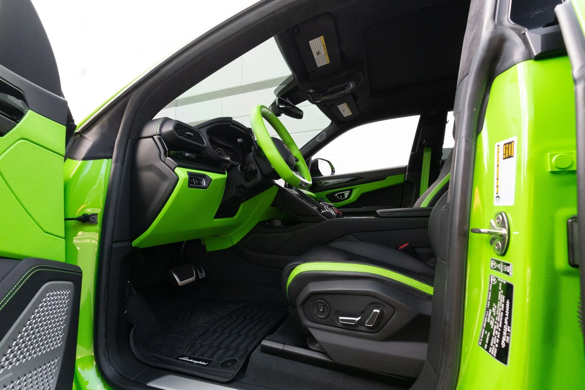 mph060_2895726802_Used_2023_Lamborghini_Urus_S_1755804892_b94a923005