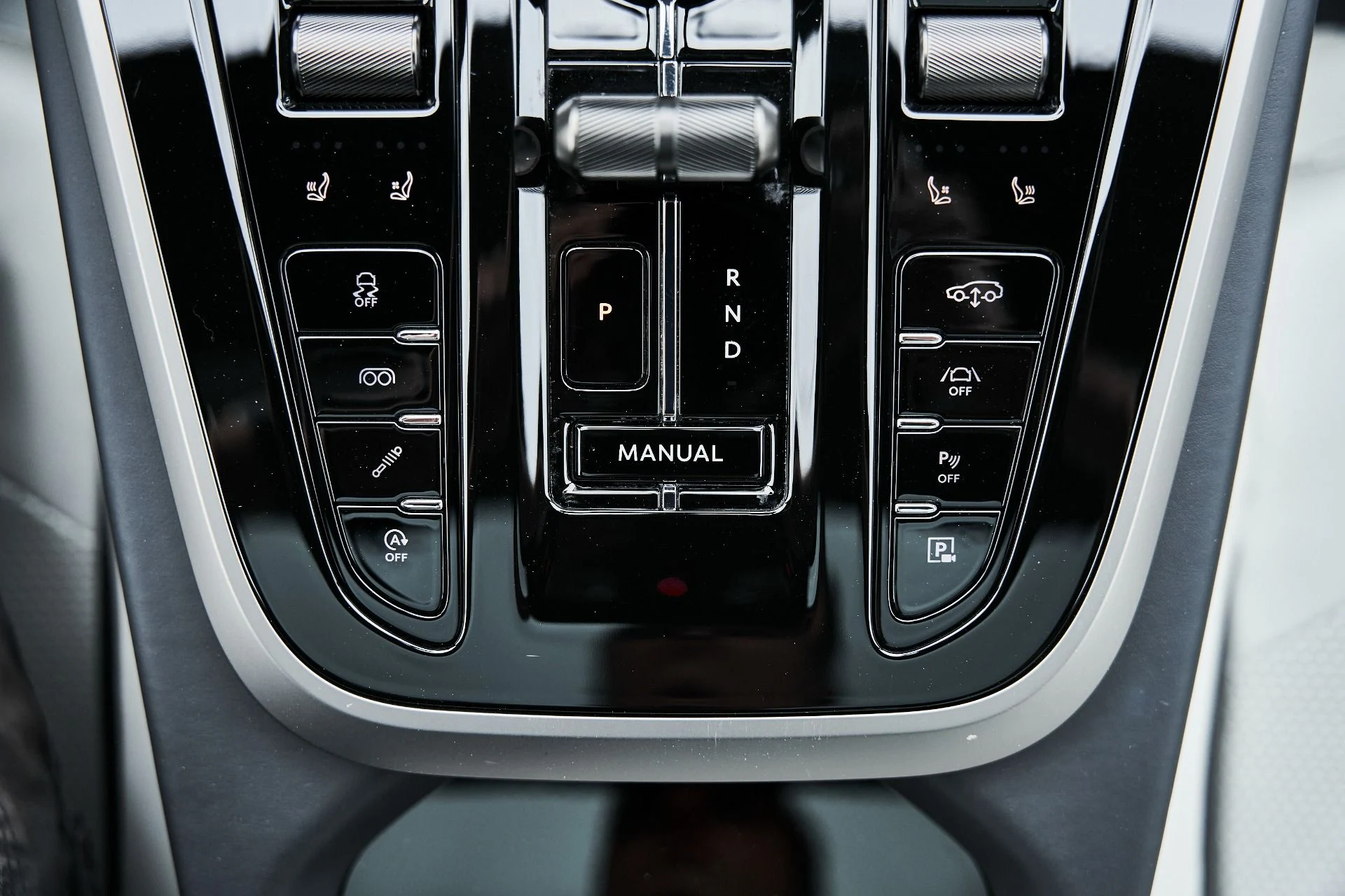 mph060_2981854947_Used_2025_Aston_Martin_DBX_707_1775008037_4d2709f4f5