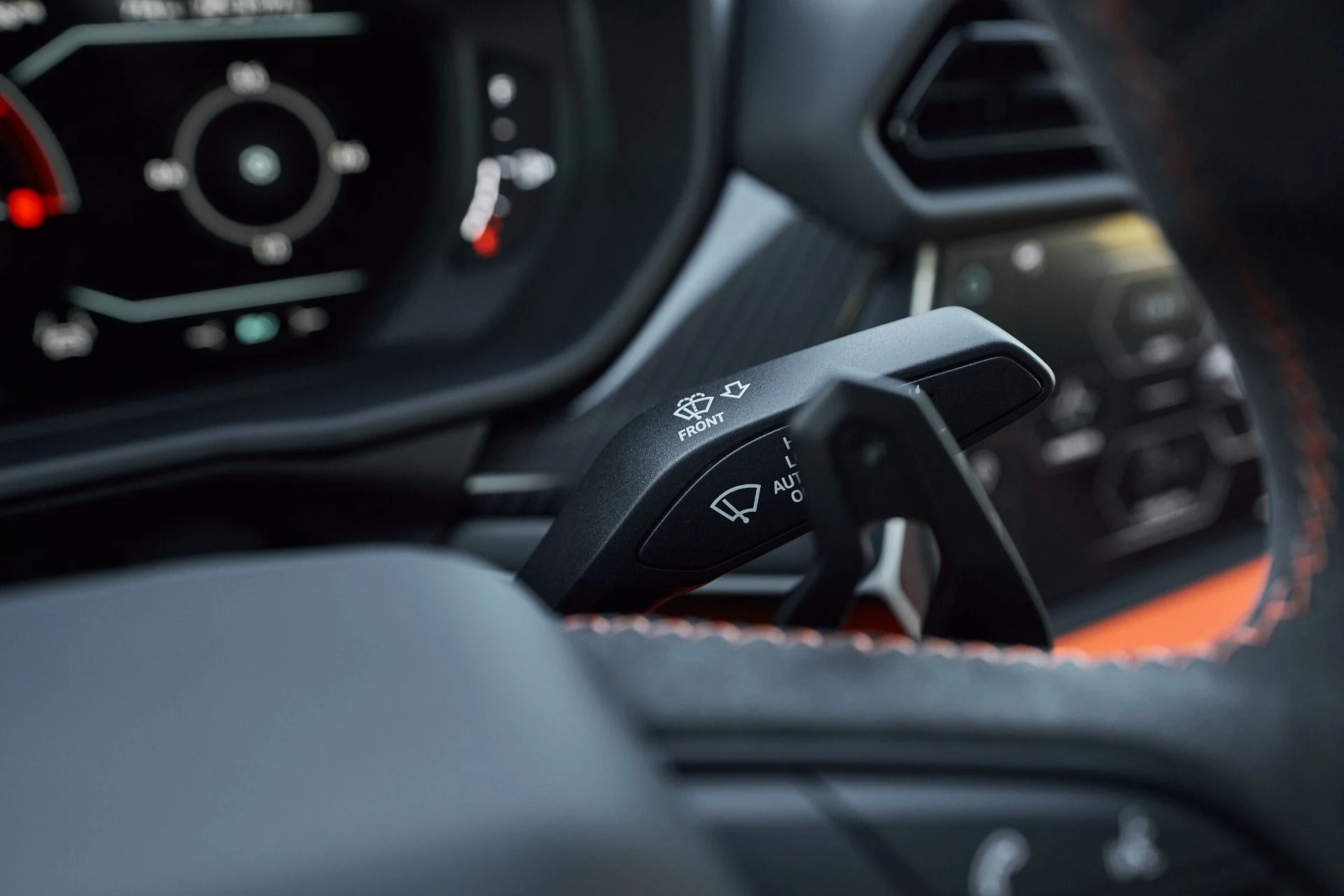 mph060_3005849154_Used_2025_Lamborghini_Urus_SE_1763680399_aa69f31cb2