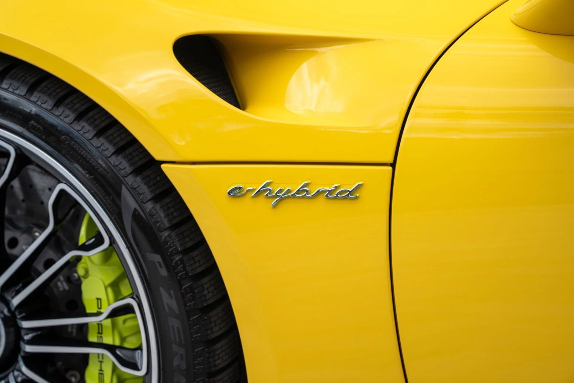 mph060_3040056012_Used_2015_Porsche_918_Spyder_1782406258_a4b0cd3736