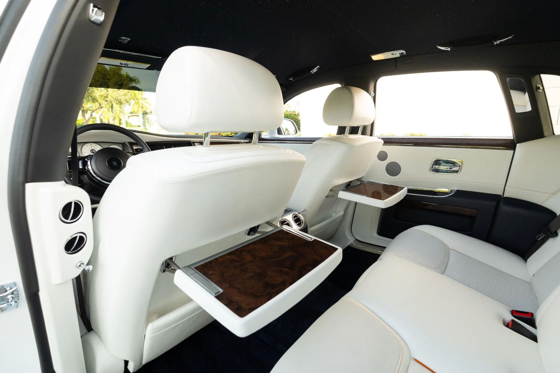 mph060_3041901889_Used_2018_Rolls_Royce_Ghost_1765824060_dc92ed7790