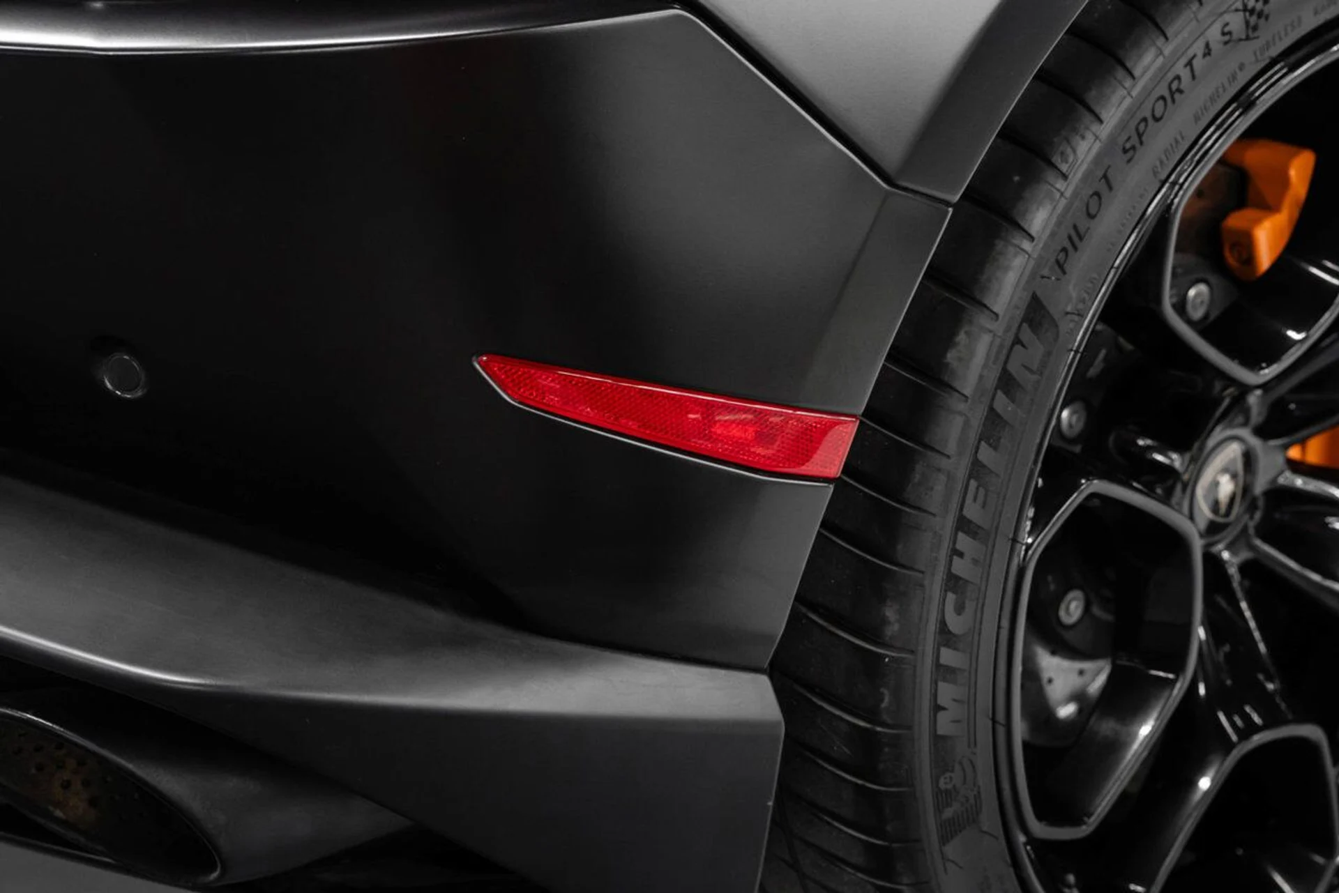 mph060_319467153_lamborghini_huracan_2016_f86dd5fd71