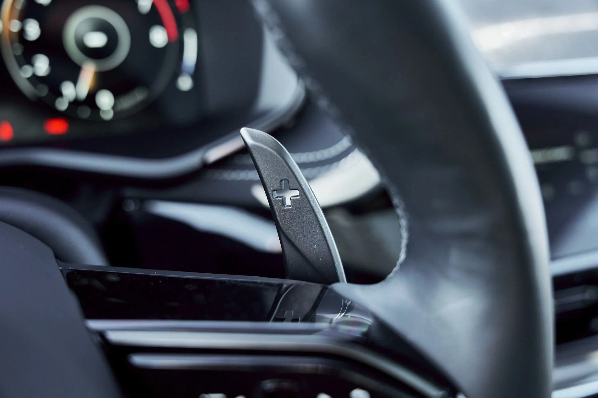 mph060_3211474872_Used_2025_Aston_Martin_DBX_707_1767063255_af5a35d50e