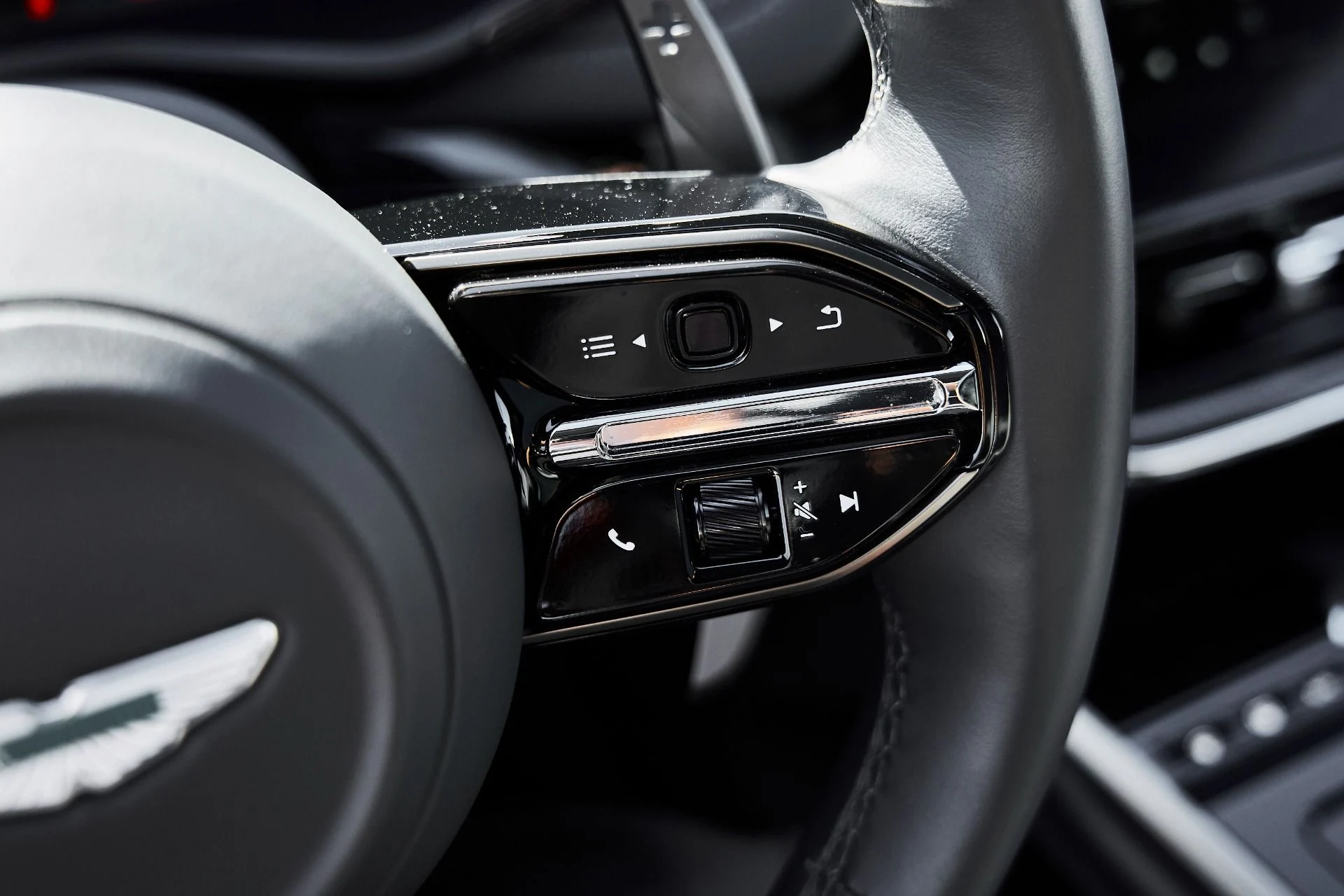 mph060_346645871_Used_2025_Aston_Martin_DBX_707_1778288666_5032e9ab40