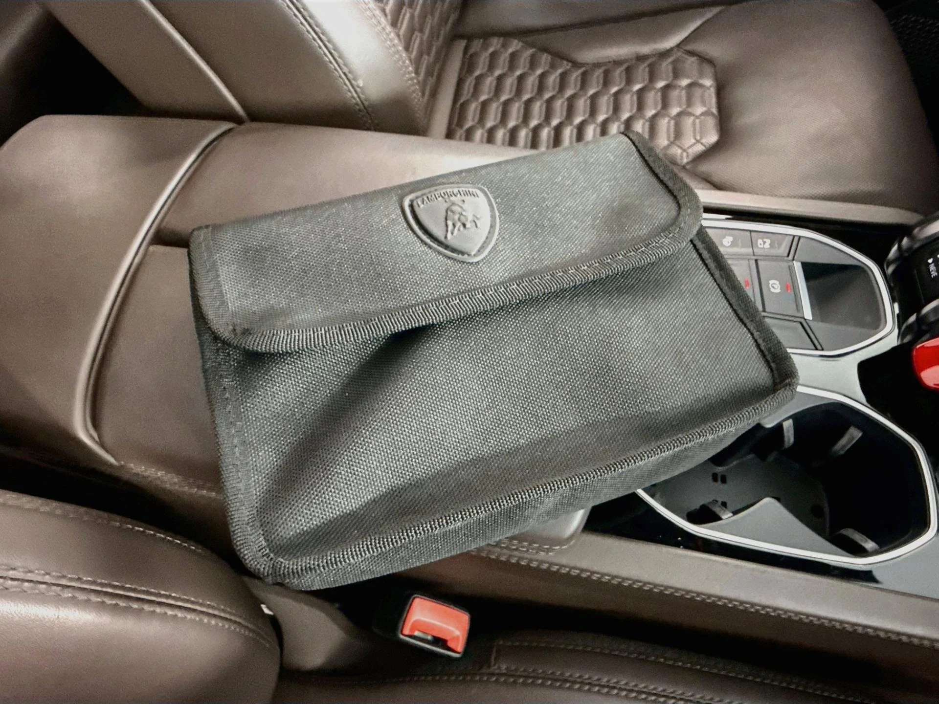 mph060_3540762159_Used_2022_Lamborghini_Urus_1786409423_b138cf15ba