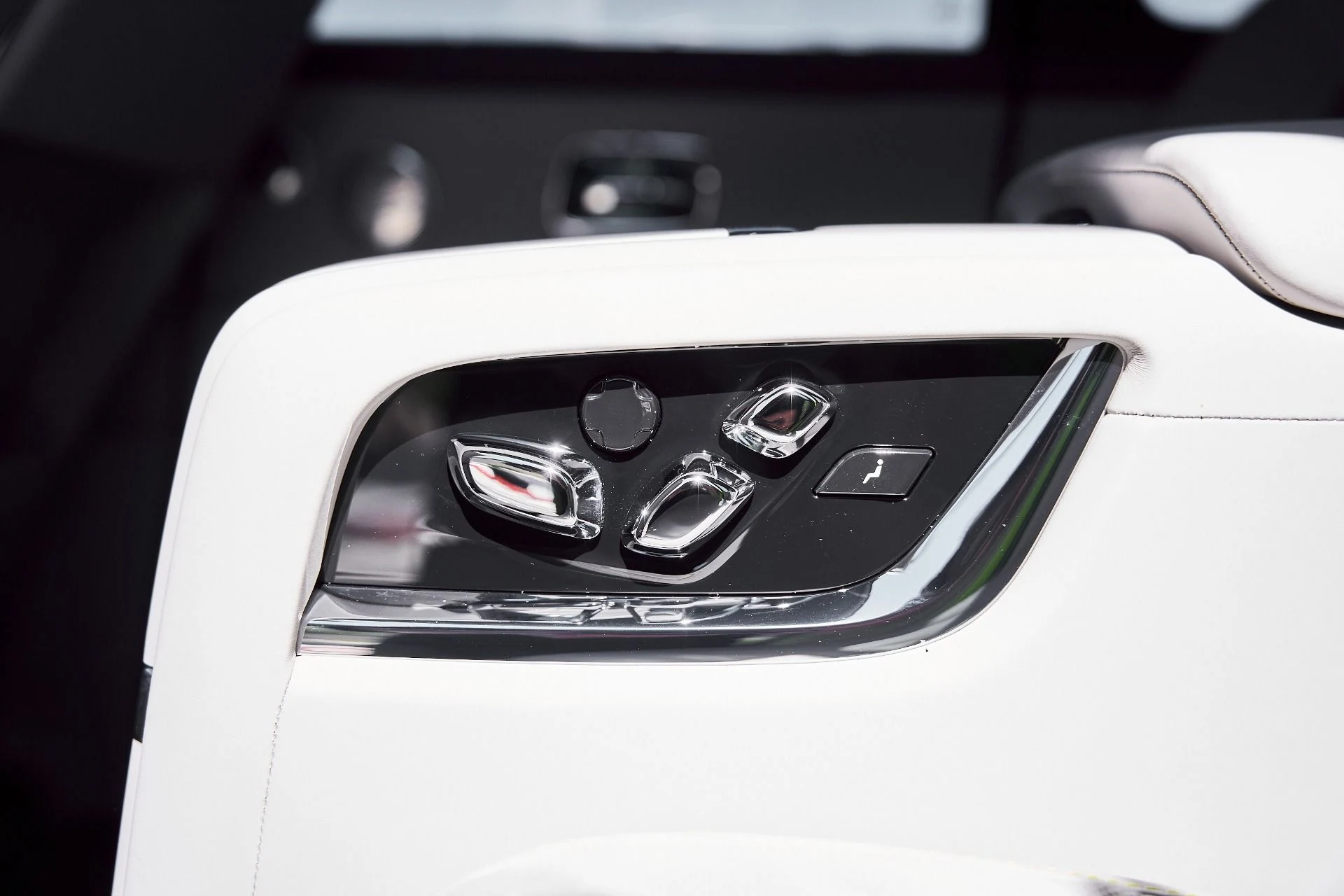 mph060_3796794999_Used_2024_Rolls_Royce_Cullinan_Base_1773162657_ff4e2ddc23