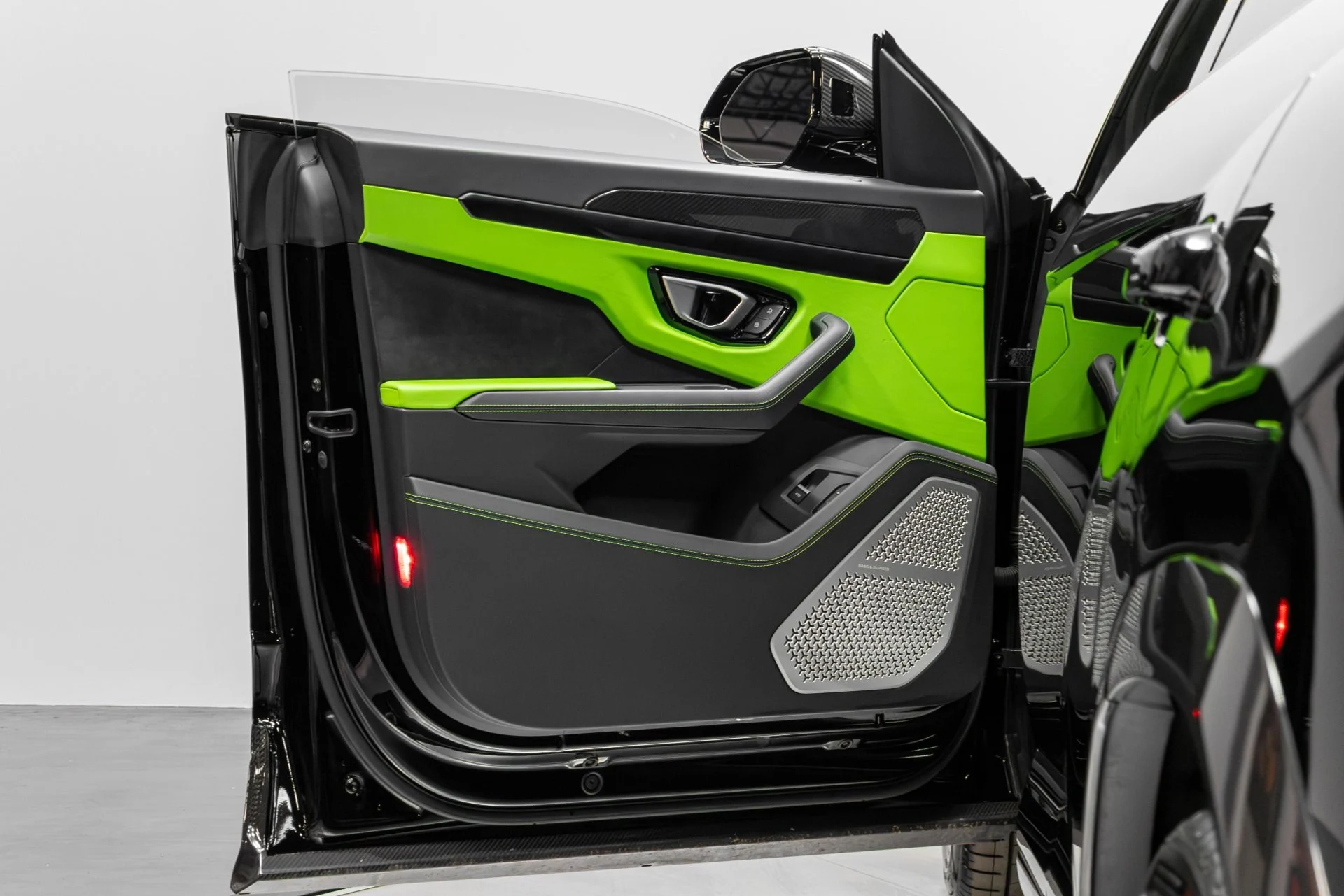 mph060_380097109_Used_2022_Lamborghini_Urus_1771543126_f242dcad25