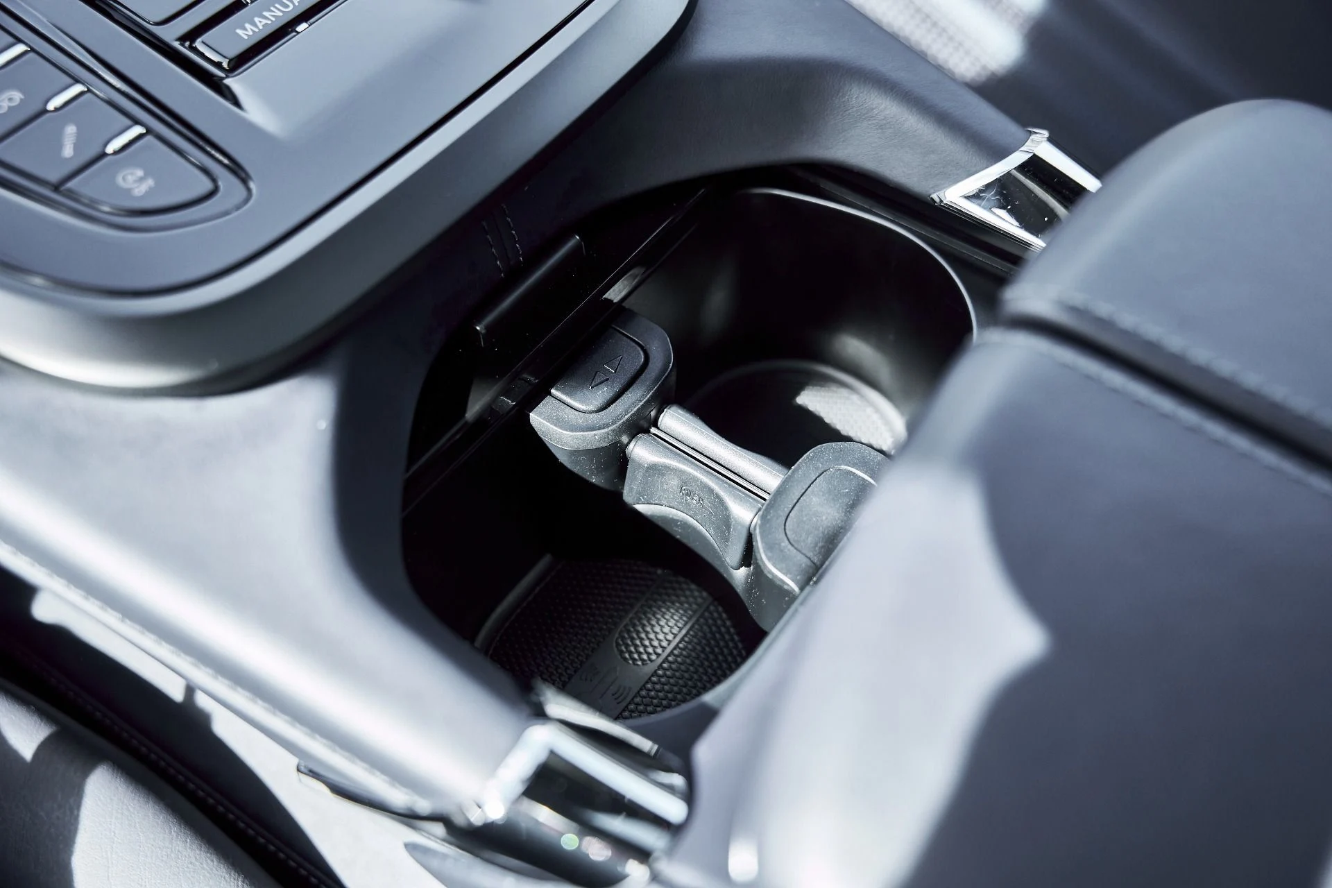 mph060_3852508036_Used_2025_Aston_Martin_DBX_707_1771642301_fedda021cf