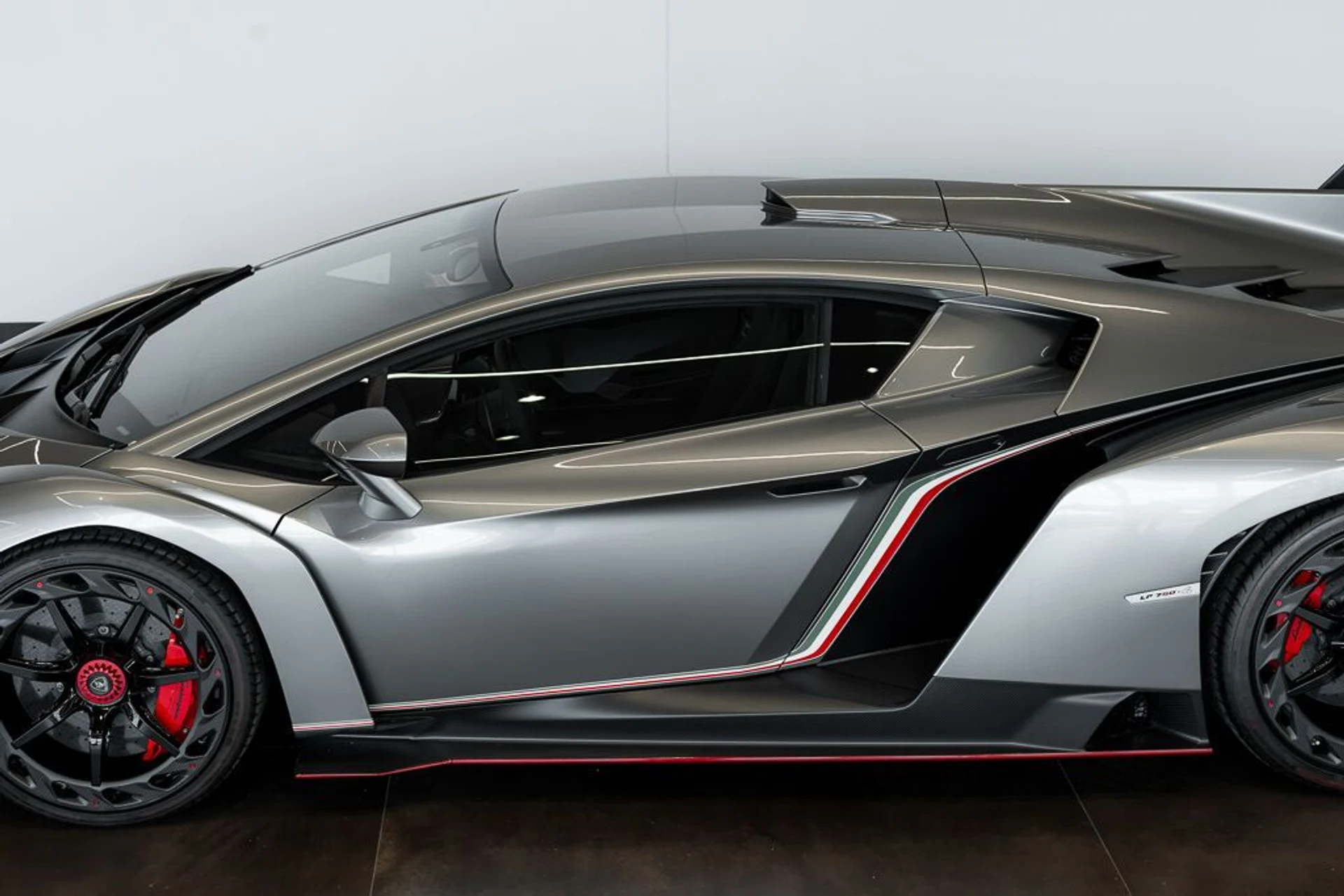 mph060_3920941667_lamborghini_veneno_2014_jpg_v_1779988126_6b9032d949