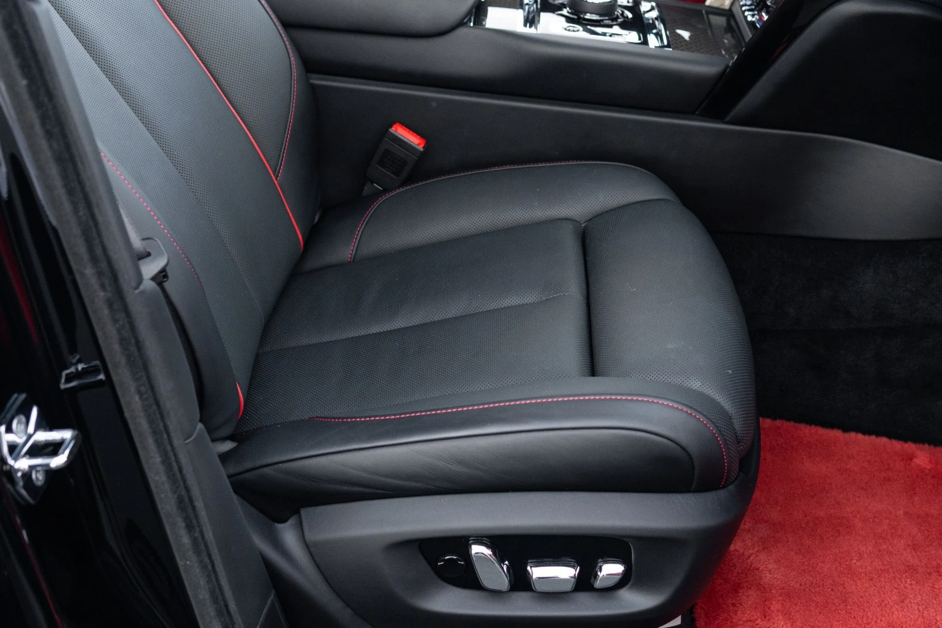 mph060_3958930262_Used_2022_Rolls_Royce_Black_Badge_Cullinan_1776130970_72c21d5352