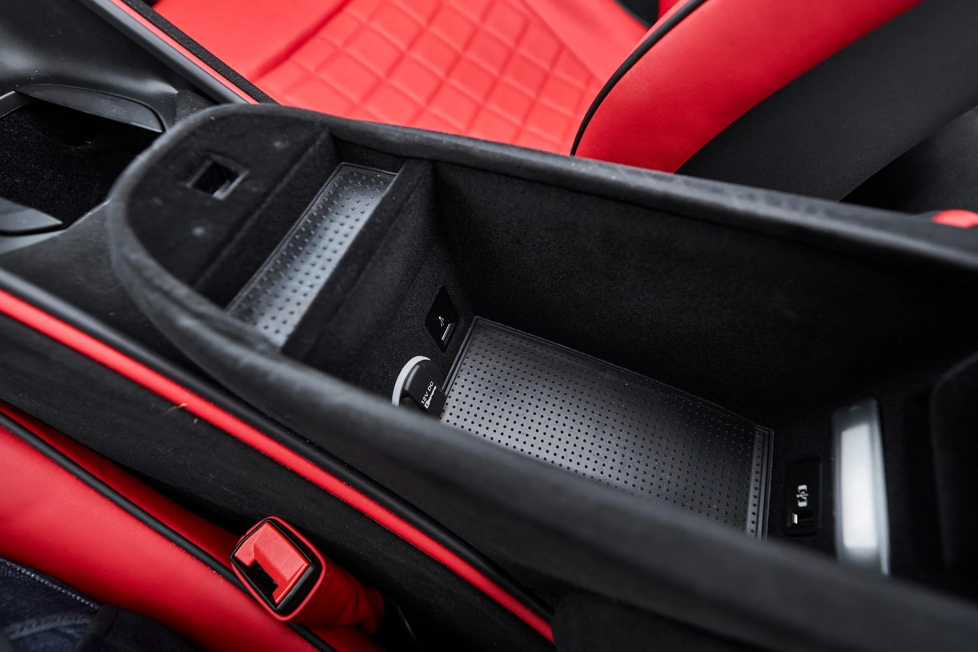 mph060_3987818497_Used_2024_Ferrari_Roma_Base_1763170128_cd9f9ae474