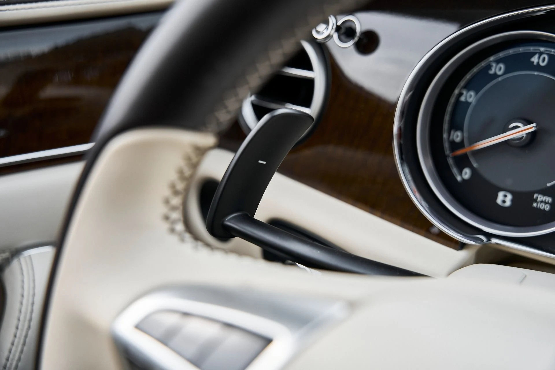 mph060_4057576693_Used_2015_Bentley_Flying_Spur_V8_1769278413_1c554b402d