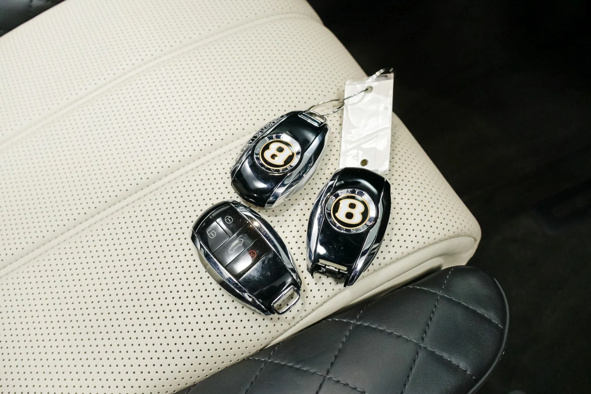 mph060_4164675384_Used_2020_Bentley_Bentayga_V8_1760480790_ca48ff6e08