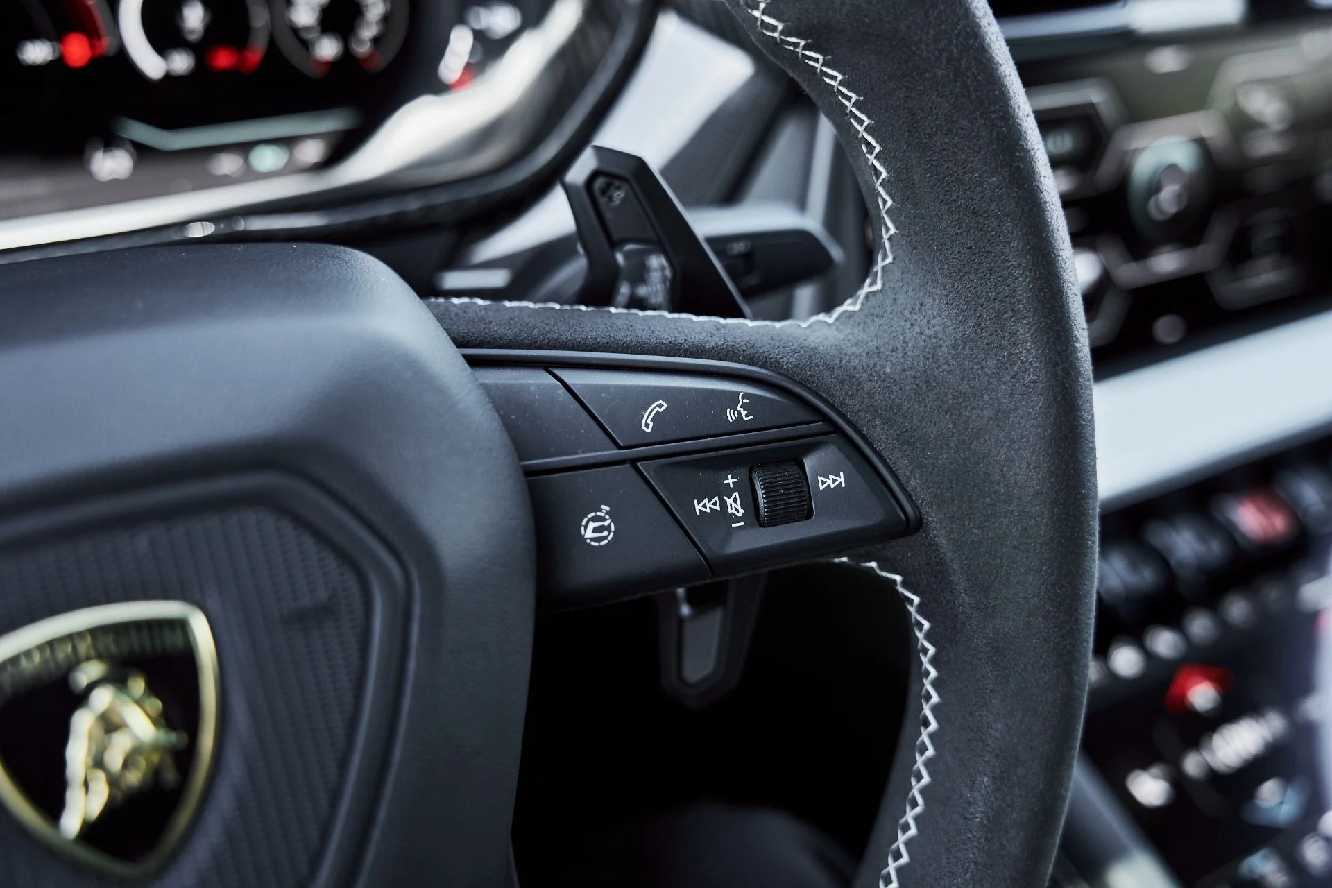 mph060_4241314490_Used_2025_Lamborghini_Urus_SE_1781314278_646c0e5dd5