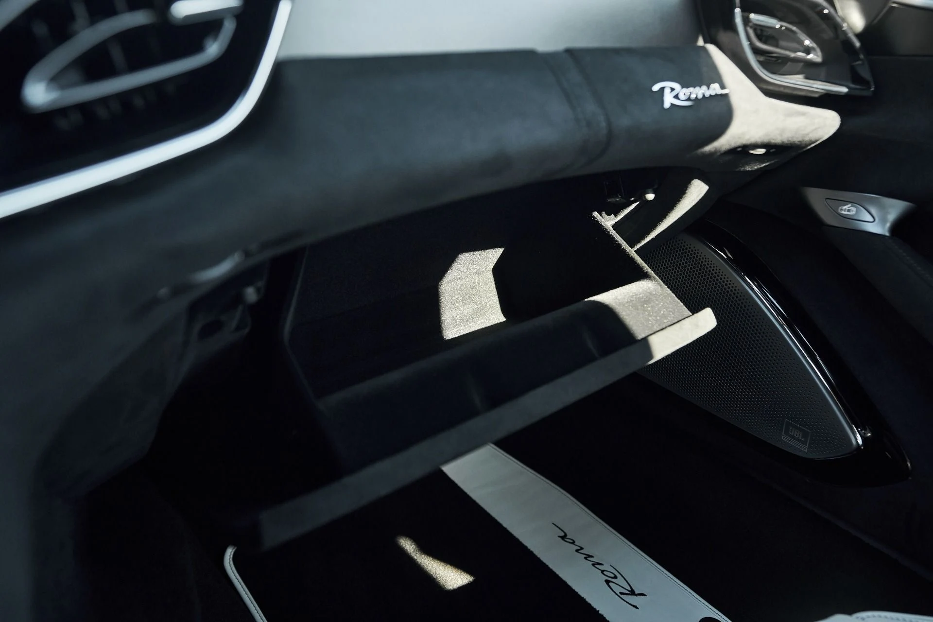 mph060_438768115_Used_2024_Ferrari_Roma_Base_1762022625_acc6a5d727