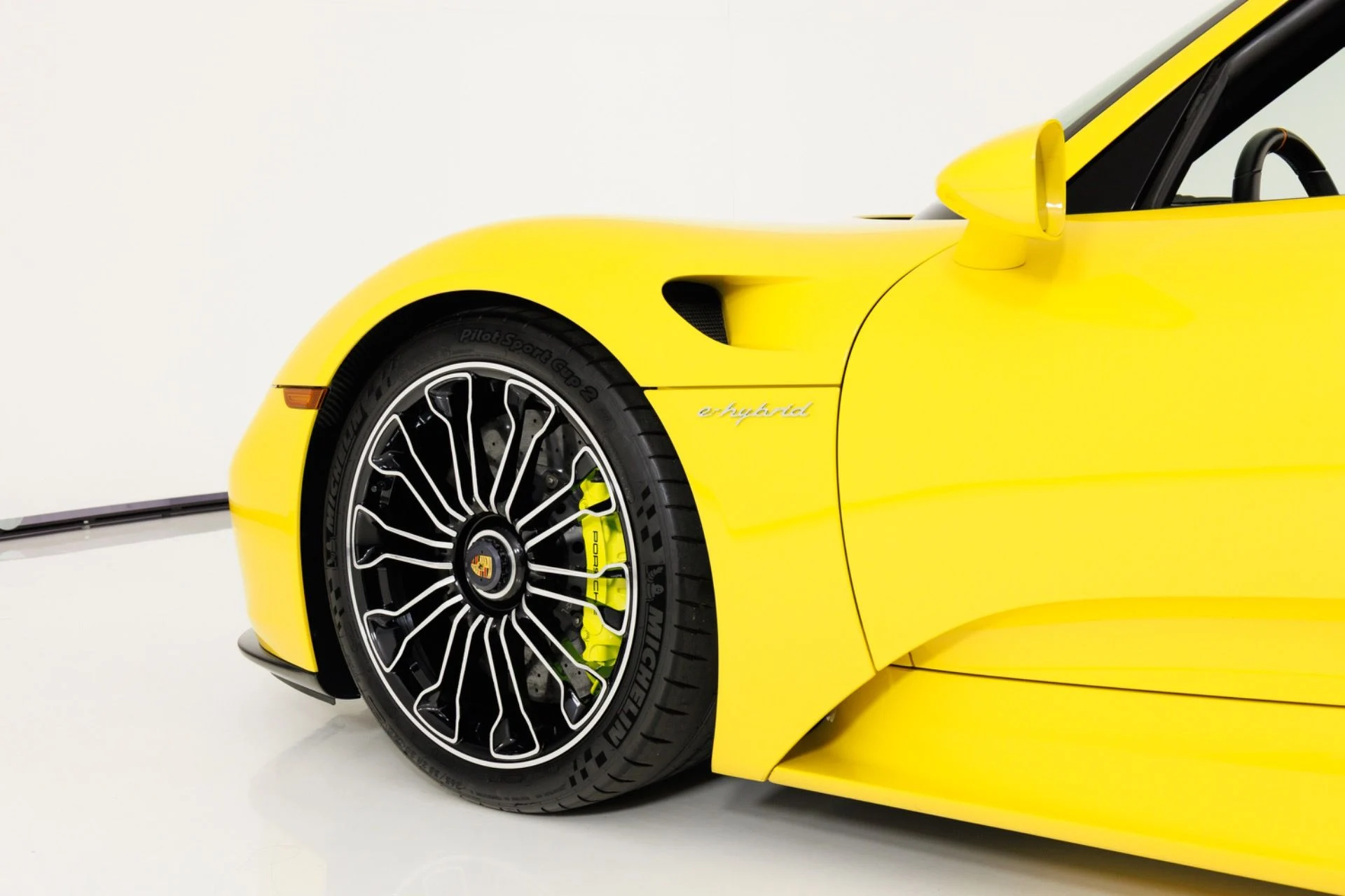 mph060_550360838_Used_2015_Porsche_918_Spyder_1789427642_9cbc991b9e
