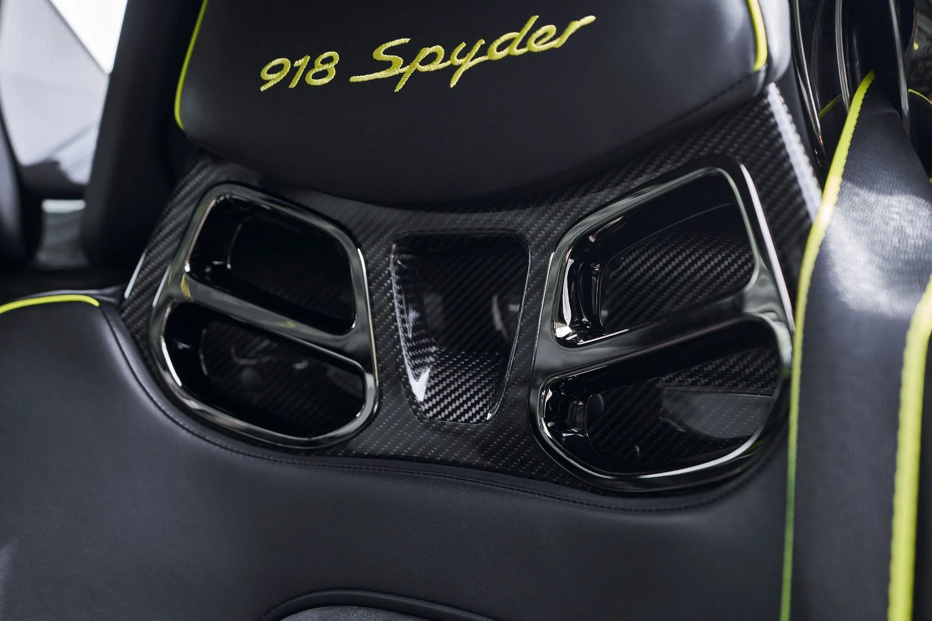 mph060_67898400_Used_2015_Porsche_918_Spyder_w_Weissach_Package_1764874366_72c45e0585