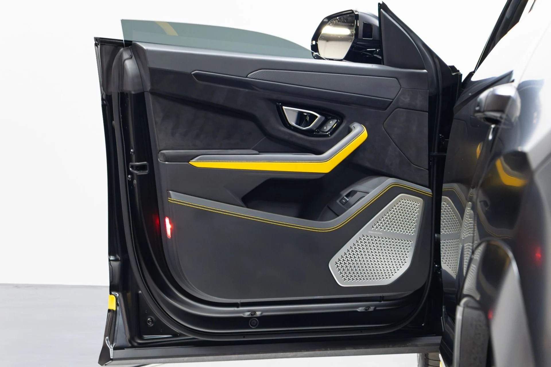 mph060_764288326_Used_2022_Lamborghini_Urus_Graphite_Capsule_1775757245_5713f57cf3