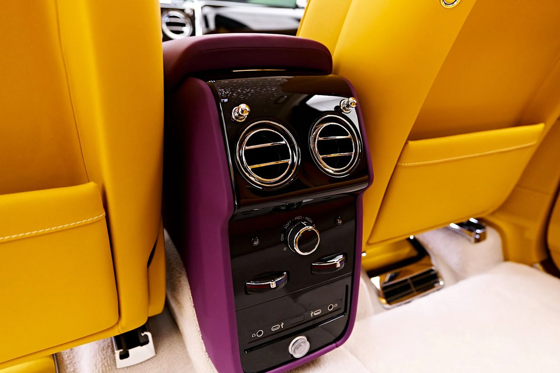 mph061_1037475624_Used_2025_Rolls_Royce_Cullinan_Base_1736646133_ef0b4e7b6b