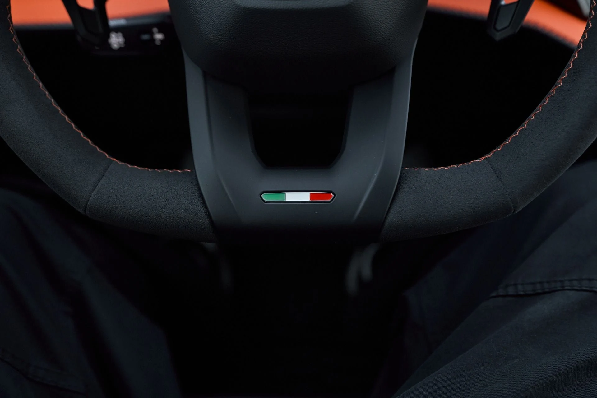 mph061_1084171347_Used_2025_Lamborghini_Urus_SE_1763680399_07ea3730e7