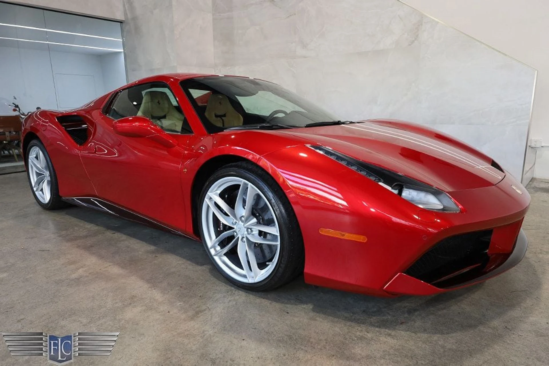 mph061_1100270780_used_2019_ferrari_488_spider_convertible_9689_22929028_62_1024_b24b279e08