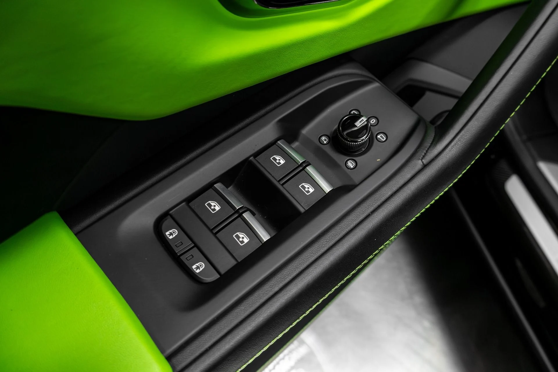 mph061_1126594840_Used_2022_Lamborghini_Urus_1771543126_c57e1d4358