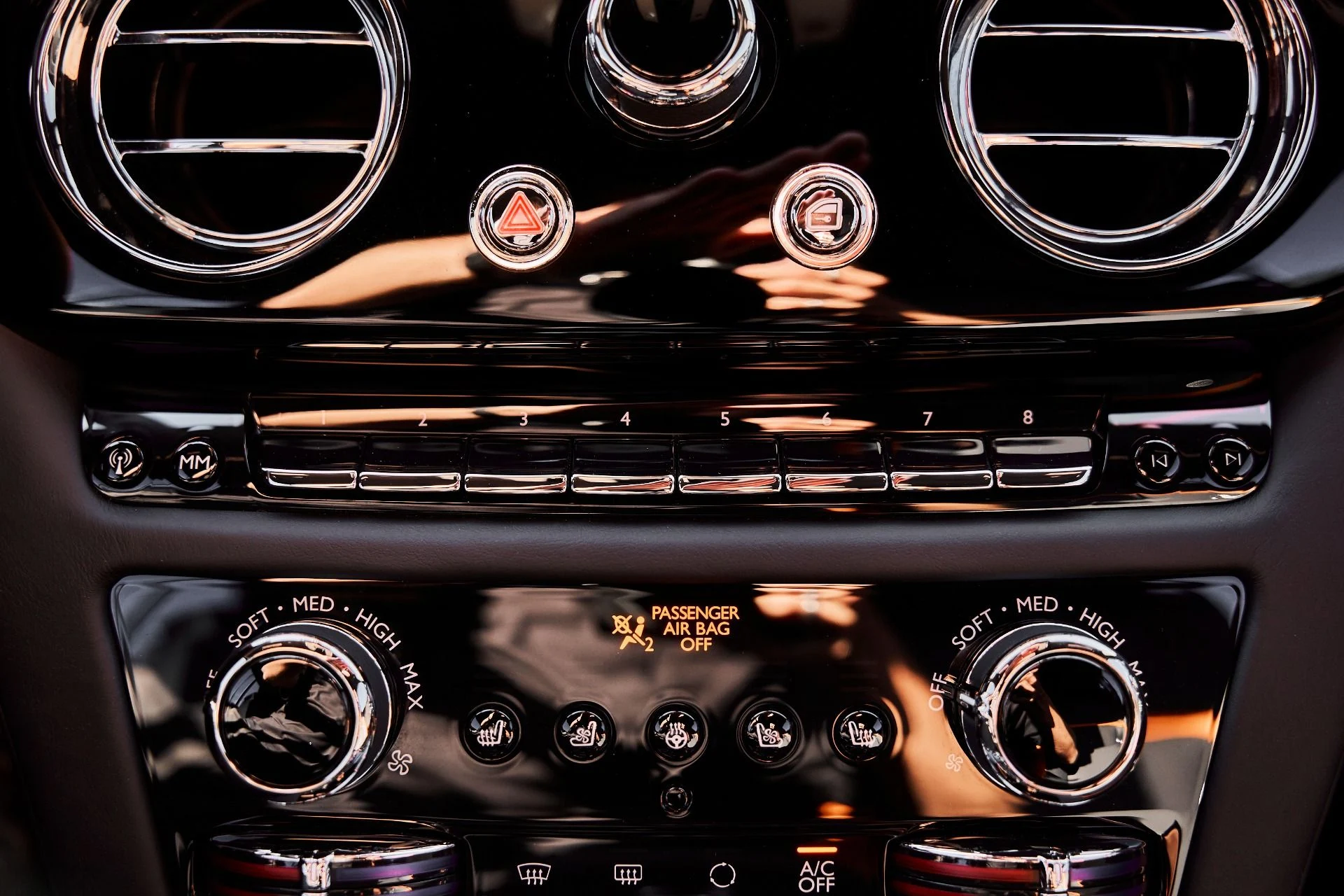 mph061_1518574342_Used_2025_Rolls_Royce_Spectre_Base_1775246582_5e72dab850