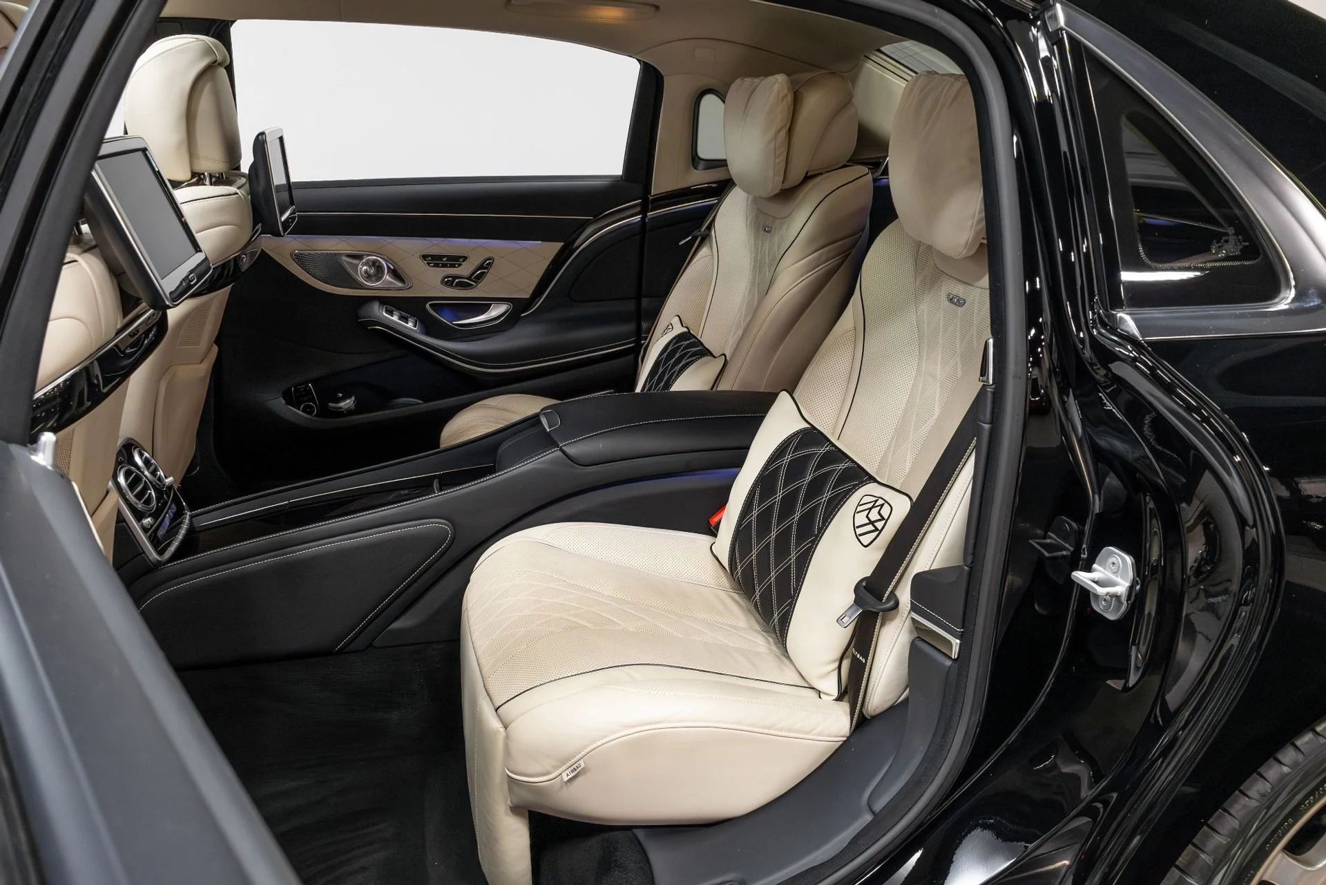 mph061_1567027992_Used_2016_Mercedes_Benz_S_Class_Maybach_S_600_1763586066_b91f39ea7a