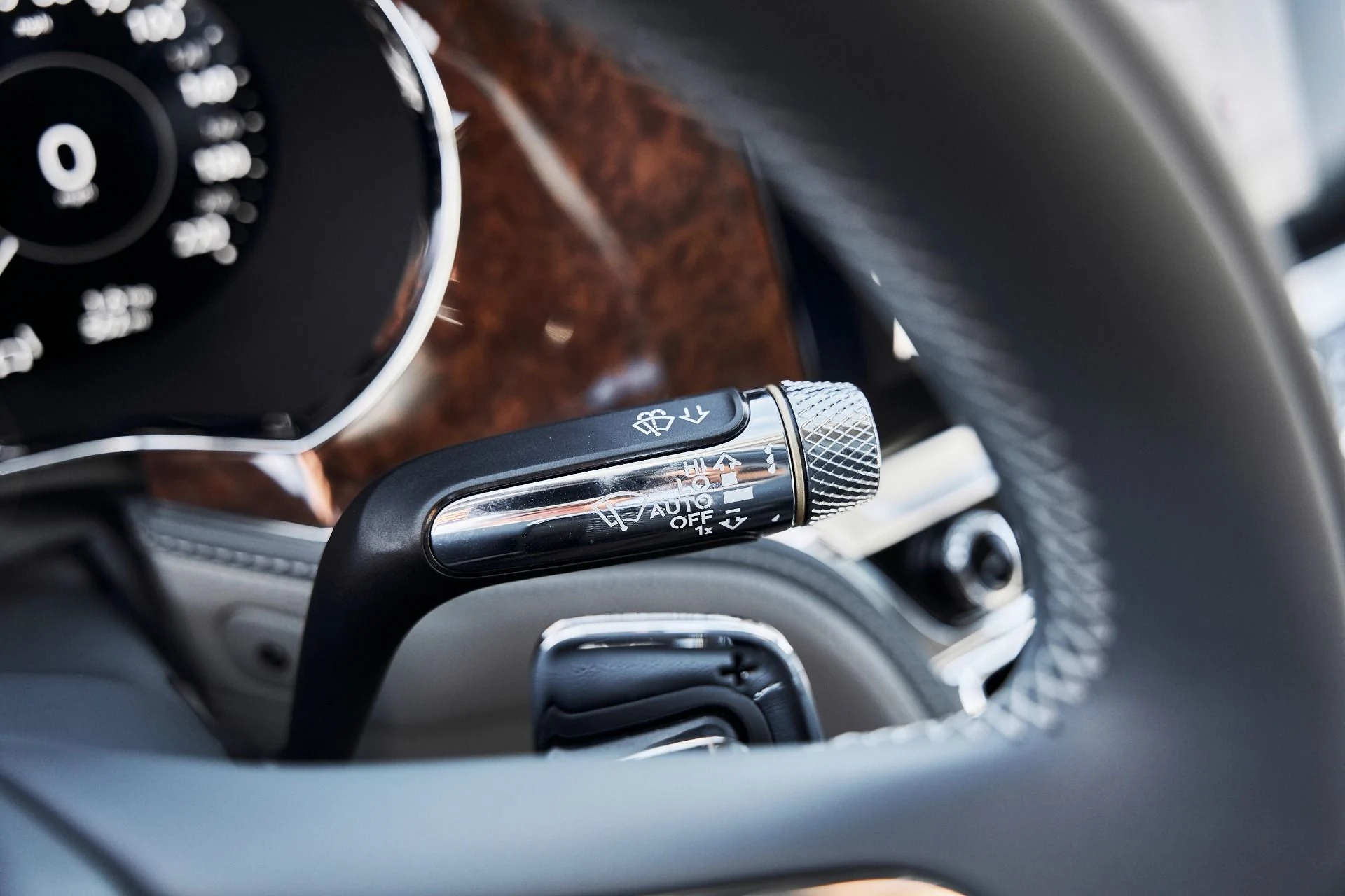 mph061_1637317330_Used_2026_Bentley_Flying_Spur_V8_1775613348_3a8f4ddec7