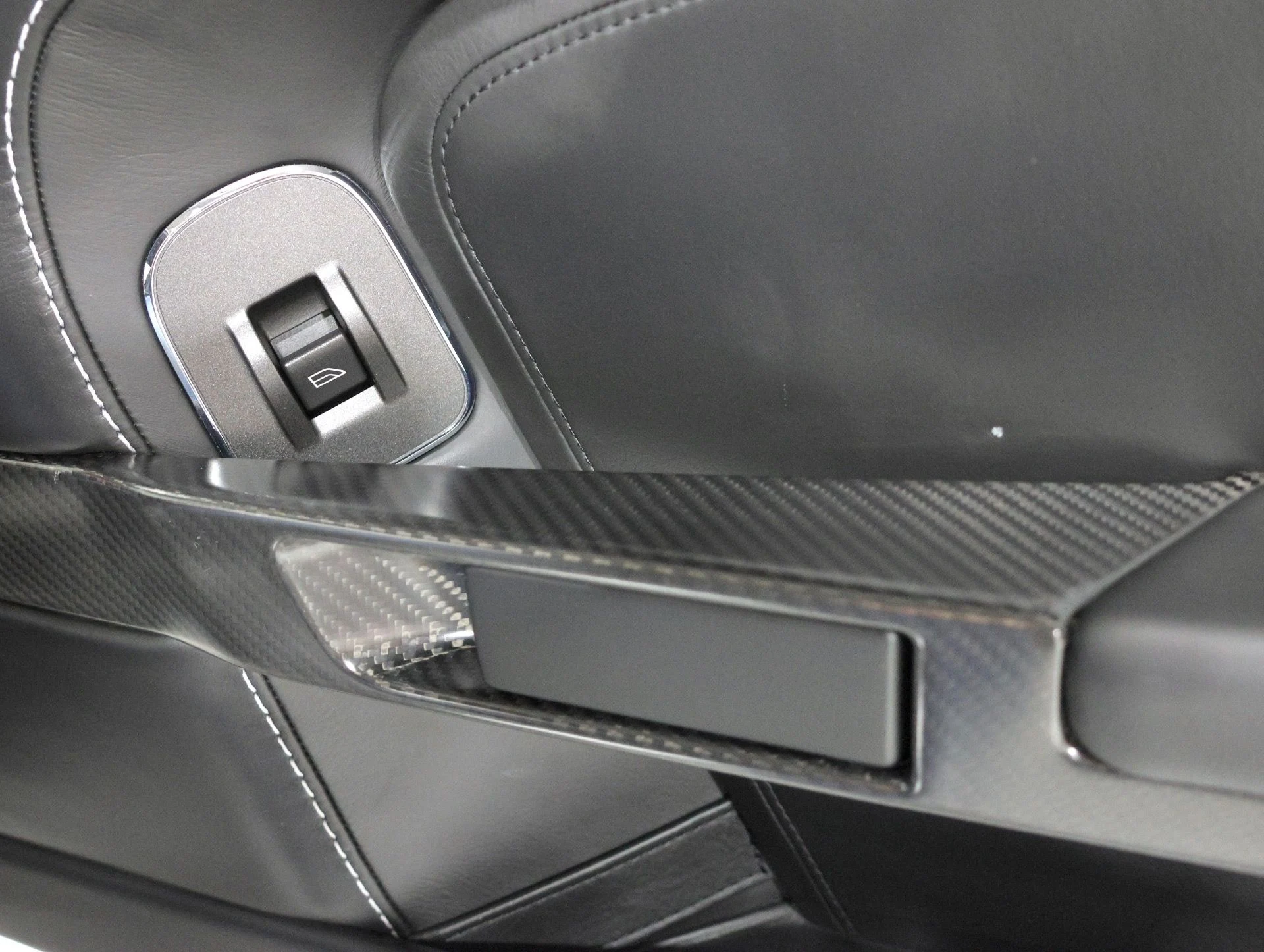 mph061_1690205509_Used_2012_Aston_Martin_V12_Vantage_Rare_6_Speed_Manual_Over_200_K_MSRP_20_K_In_Recent_Maintenance_1770846605_523a9afd27